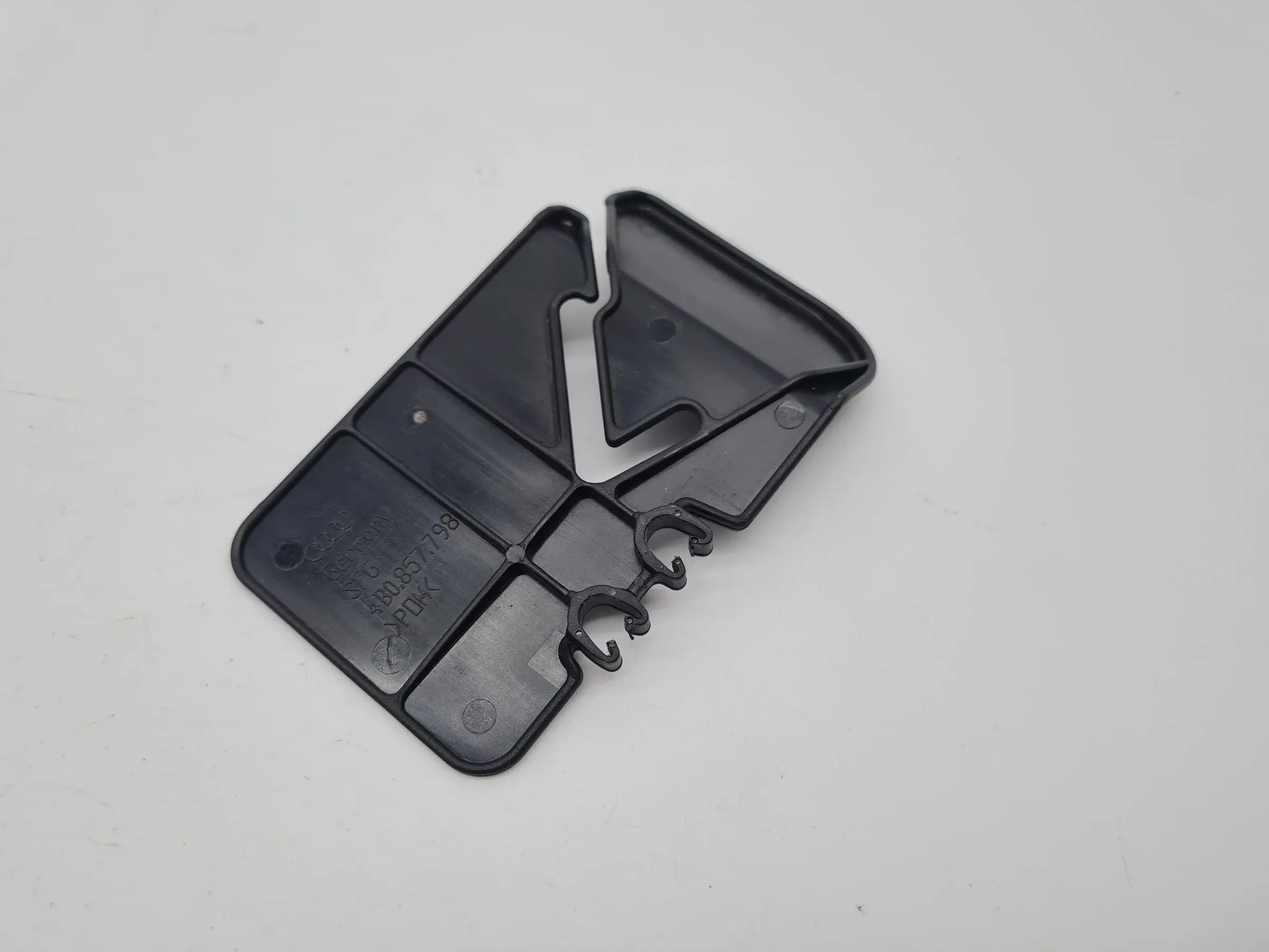 Original Audi A6 (4B2/4B4) Abdeckun Gurtschnalle Gurt Hinten Rechts 4B0857798