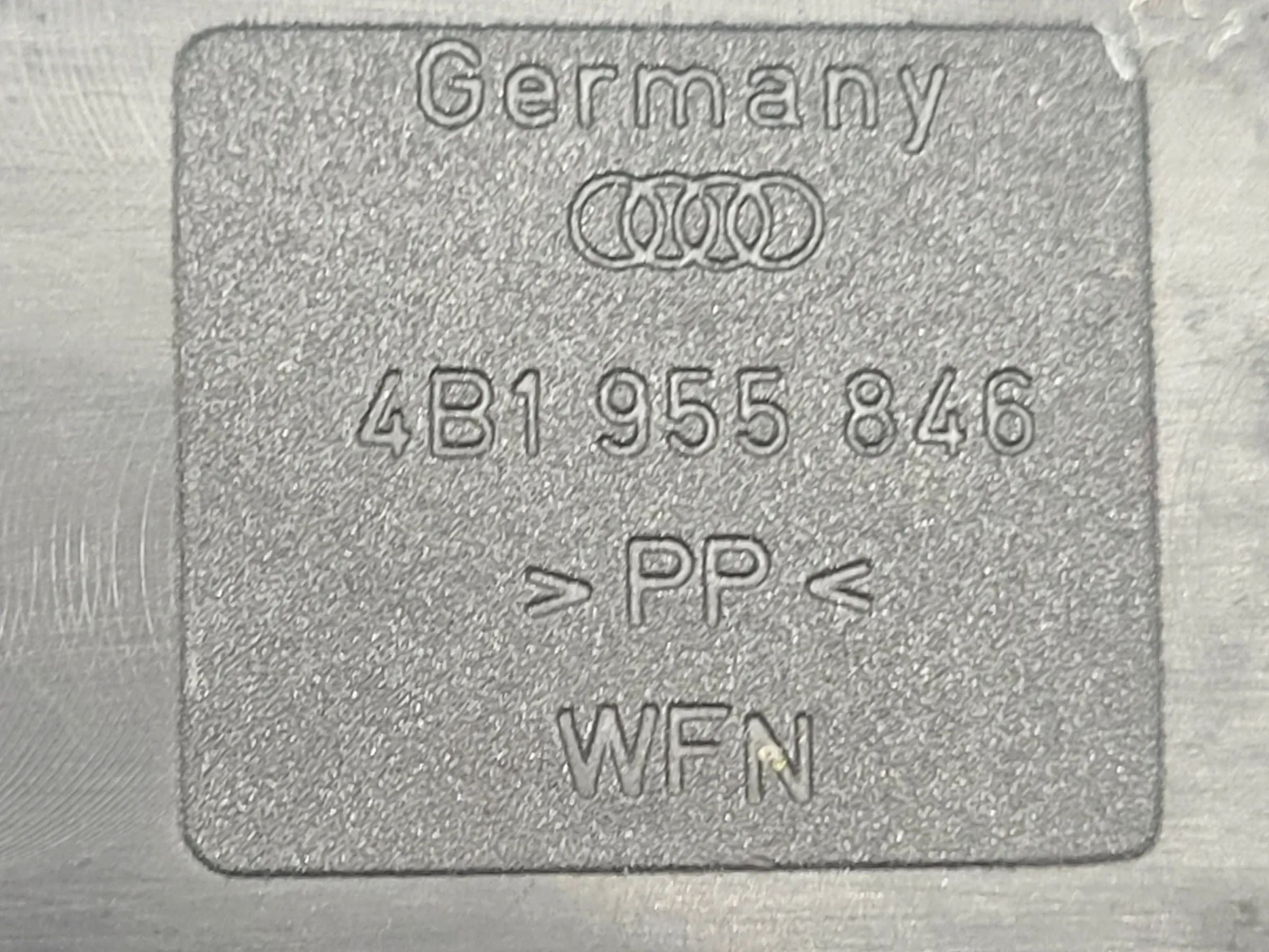 Original Audi A6 (4B2/4B4) Abdeckung Haubenschloss Motorhaube 4B1955846