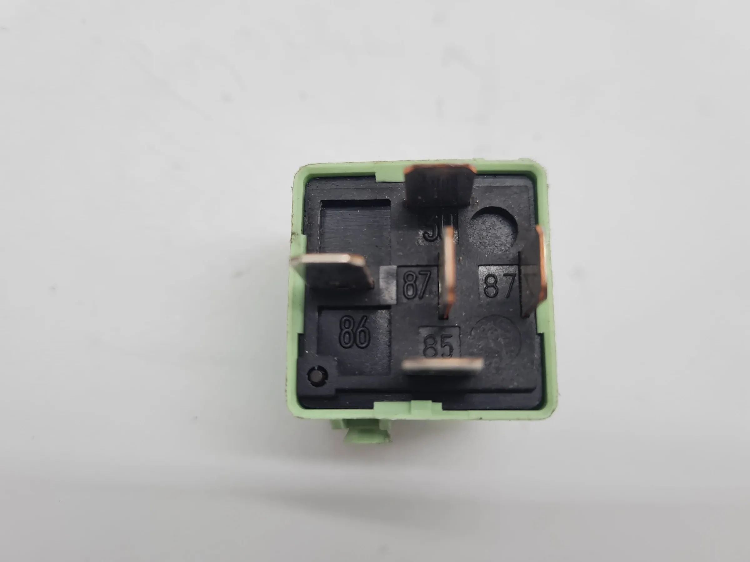 Original BMW E36 E38 E39 E46 E53 E60 E61 Z3 X3 Relais Grün 61.36-8373700