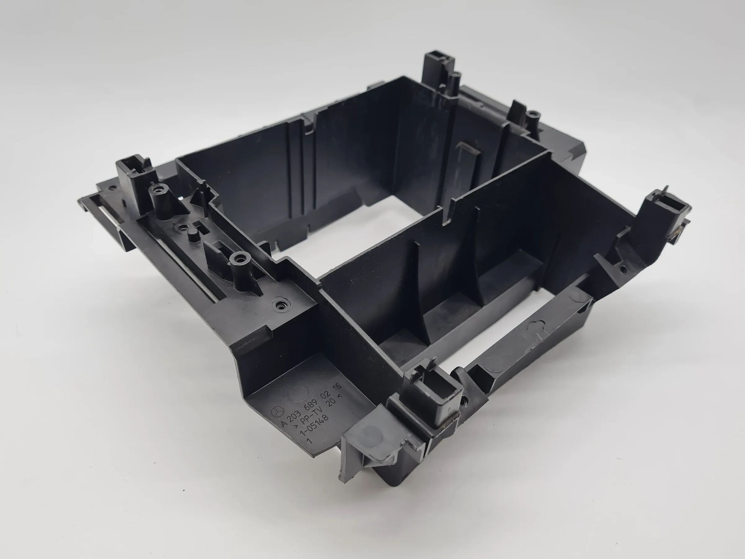 Original Mercedes-Benz C-Klasse (W203) Radioschacht Einbaurahmen A2036800878