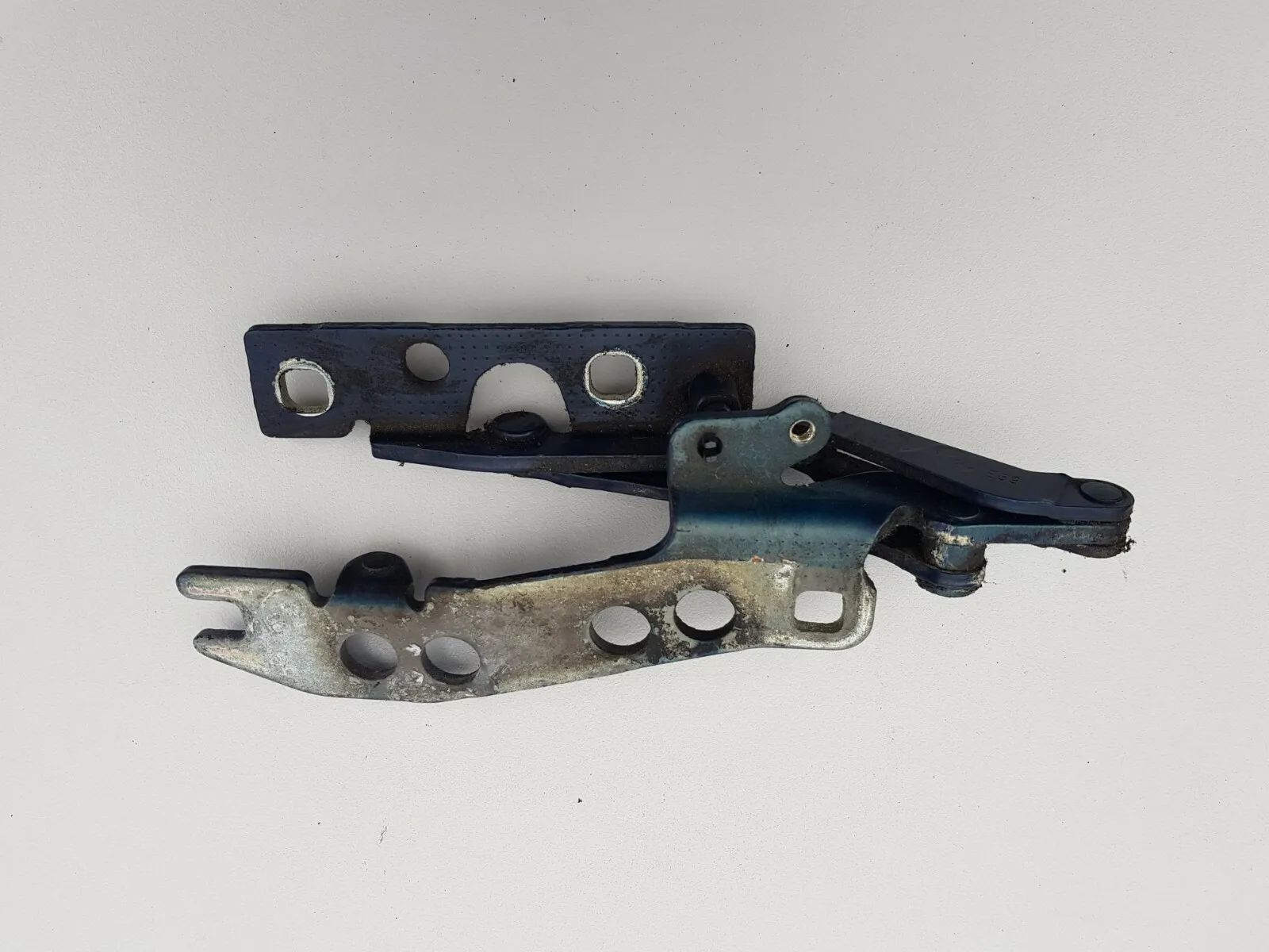 Oryginalne zawiasy maski BMW E39 prawa strona Biarritzblau Metallic