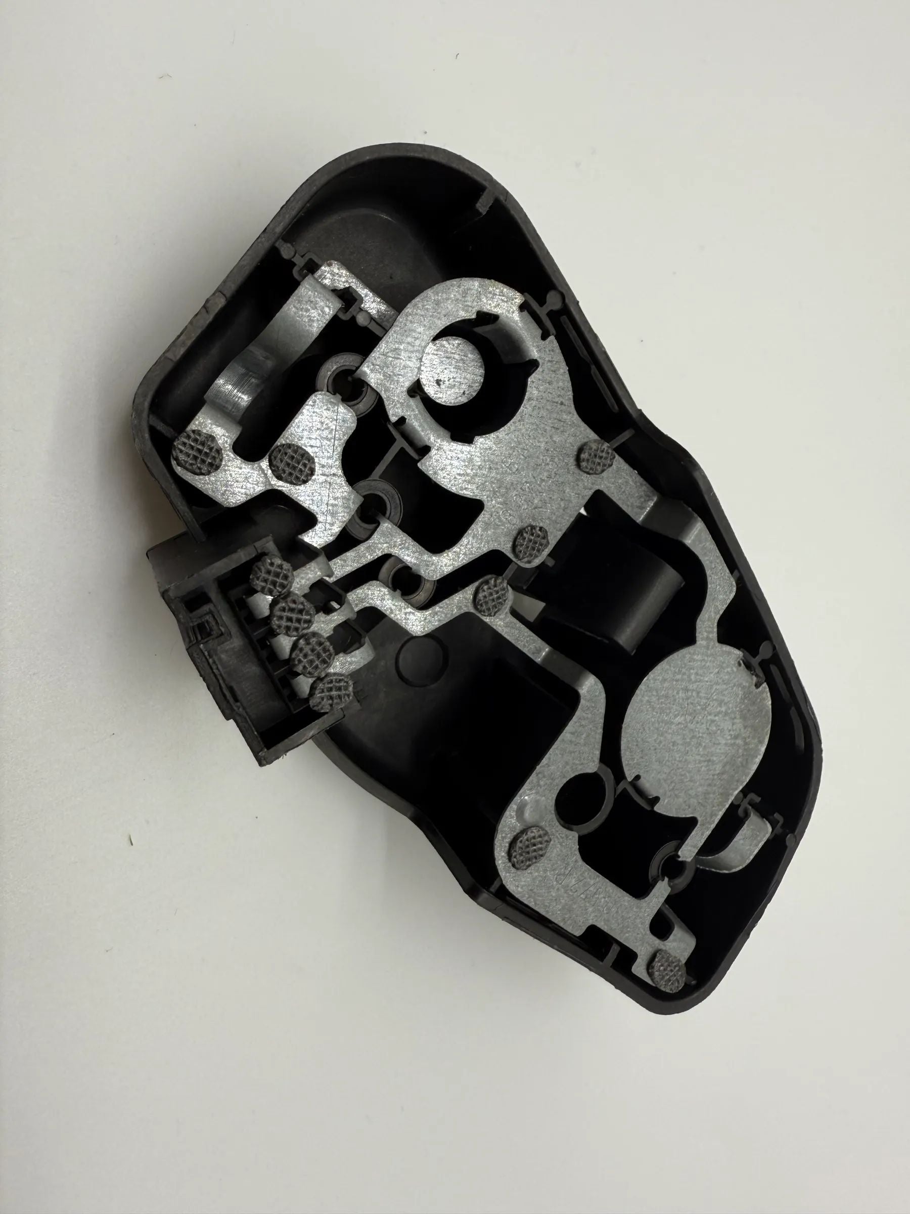 Оригинальный правый кронштейн заднего фонаря BMW E46 230570R / 230572R