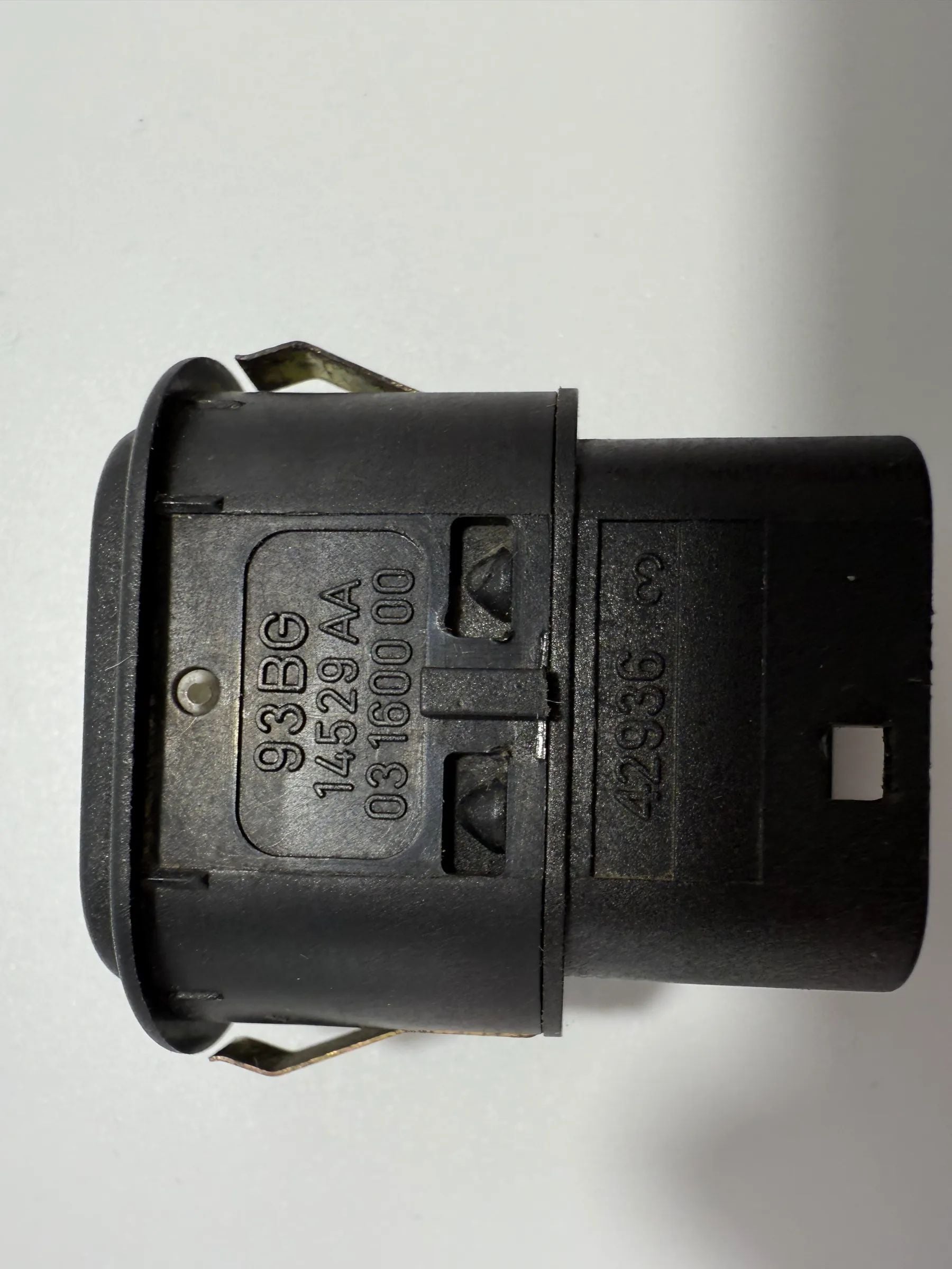 Oryginalny przełącznik podnośnika szyb Ford Mondeo II (BAP) 93BG14529AA / 03160000