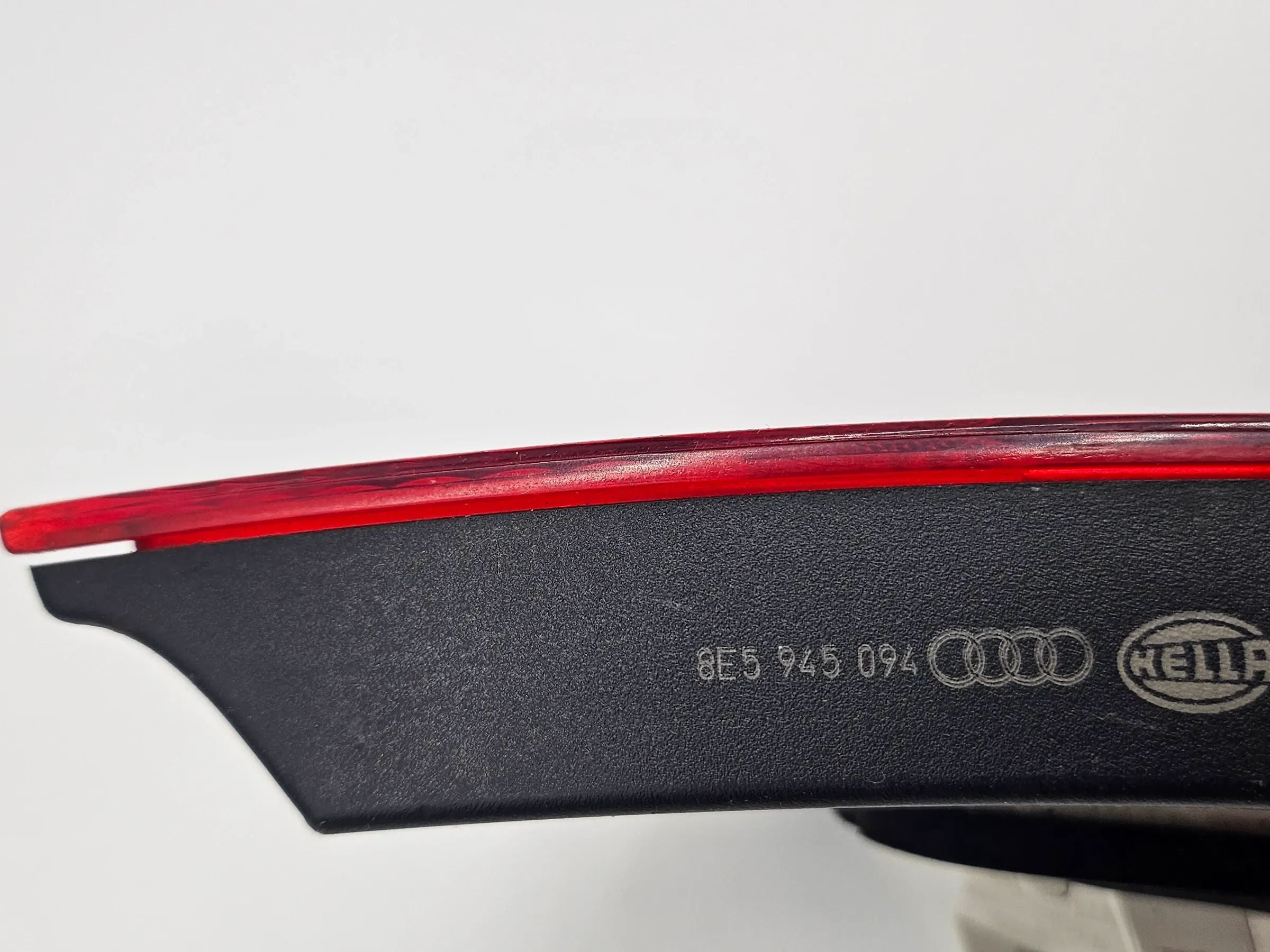 Oryginalna tylna lampa prawa wewnętrzna Audi A4 8E B7 Limo 8E5945094