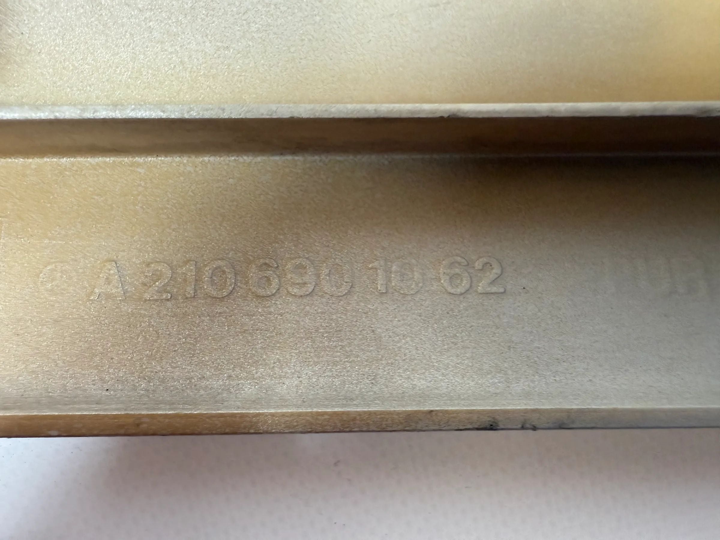 Oryginalna listwa drzwi Mercedes-Benz E-Klasse W210 srebrna prawa A2106901062