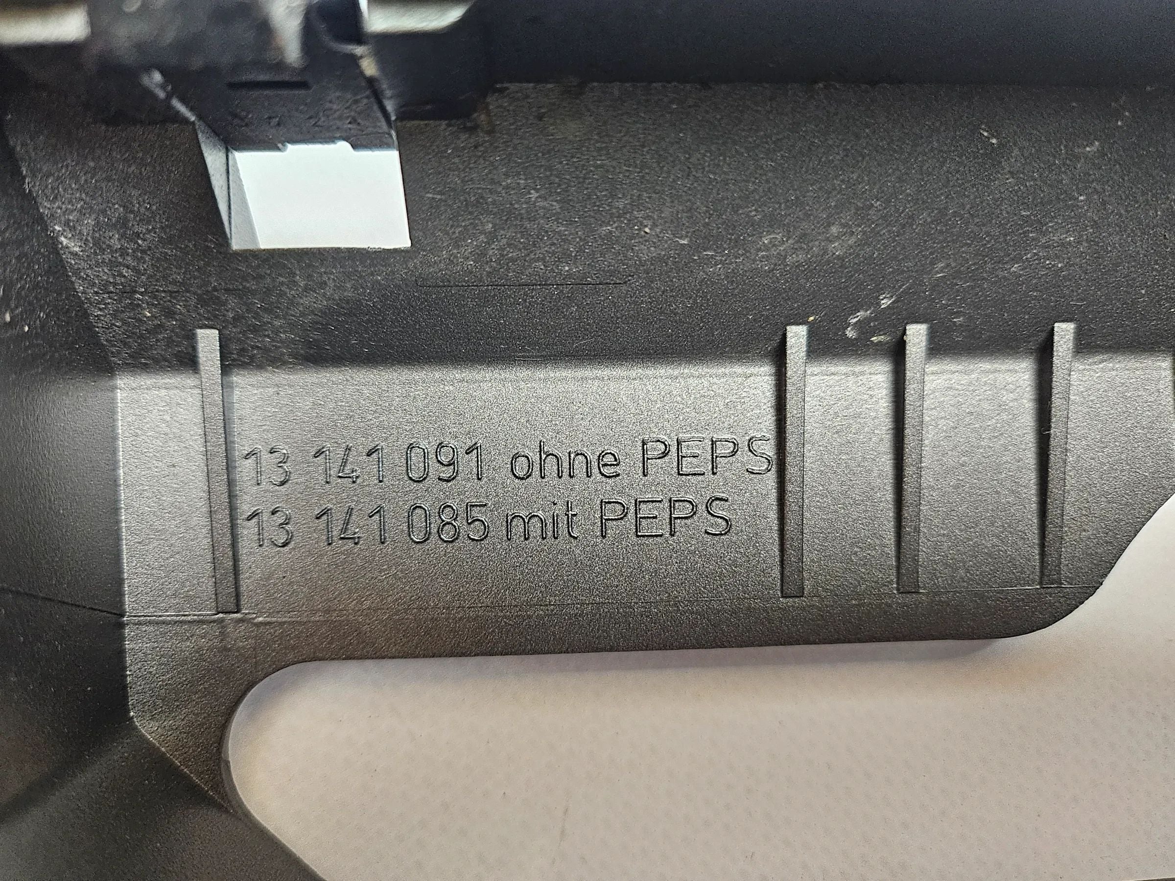 Oryginalna osłona kratki nawiewu środkowego Opel Astra H 331985437