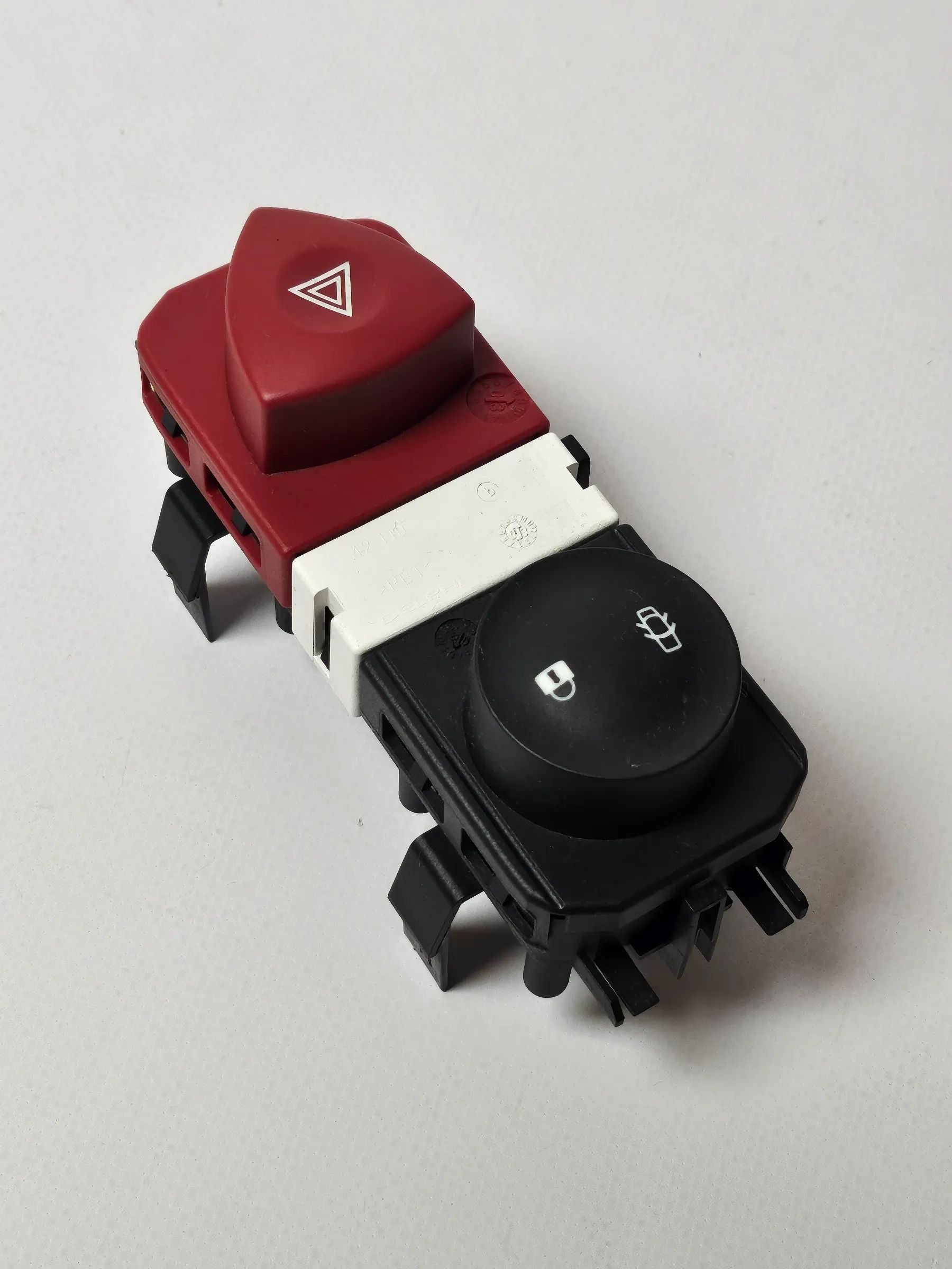 Oryginalny przełącznik świateł awaryjnych Renault Scenic II 8200095493
