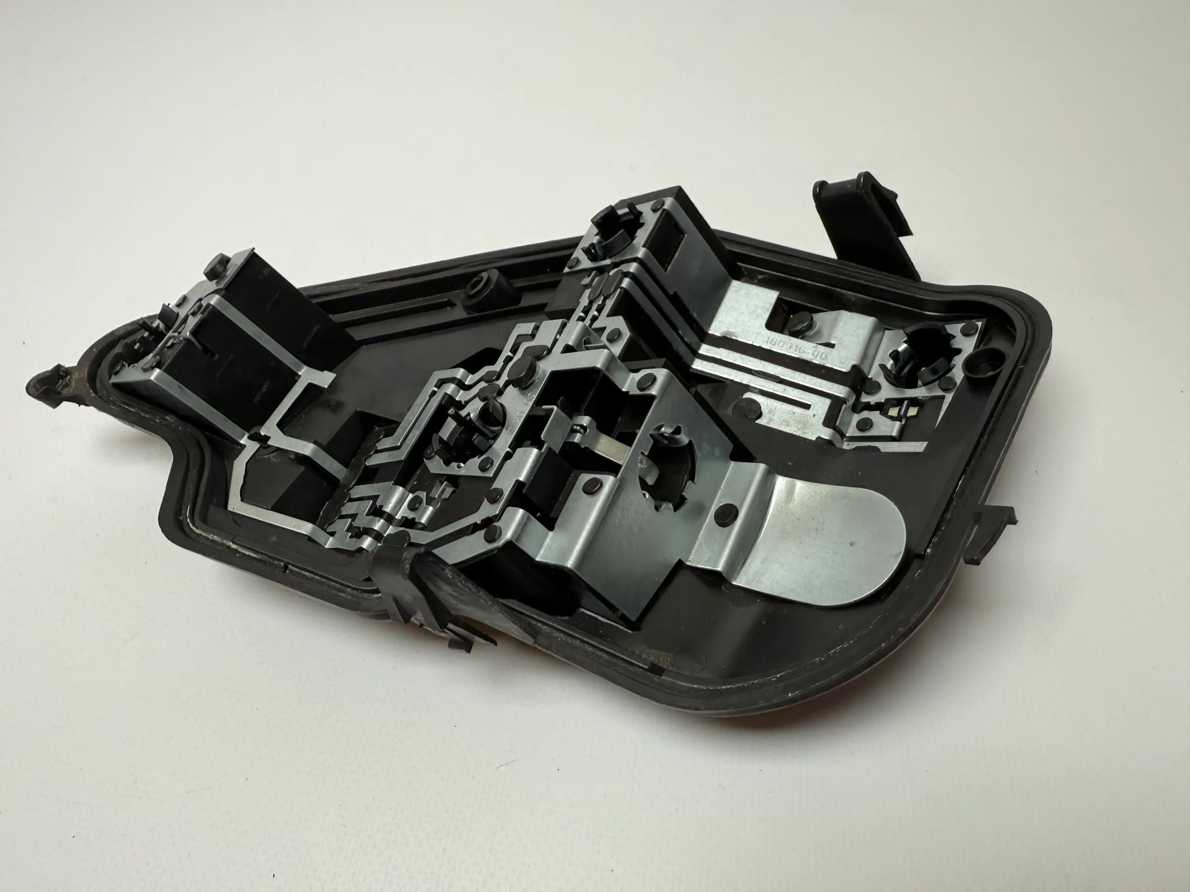 Oryginalny uchwyt lampy tylnej Opel Astra H (A04) Hella 160916-00 / 159728
