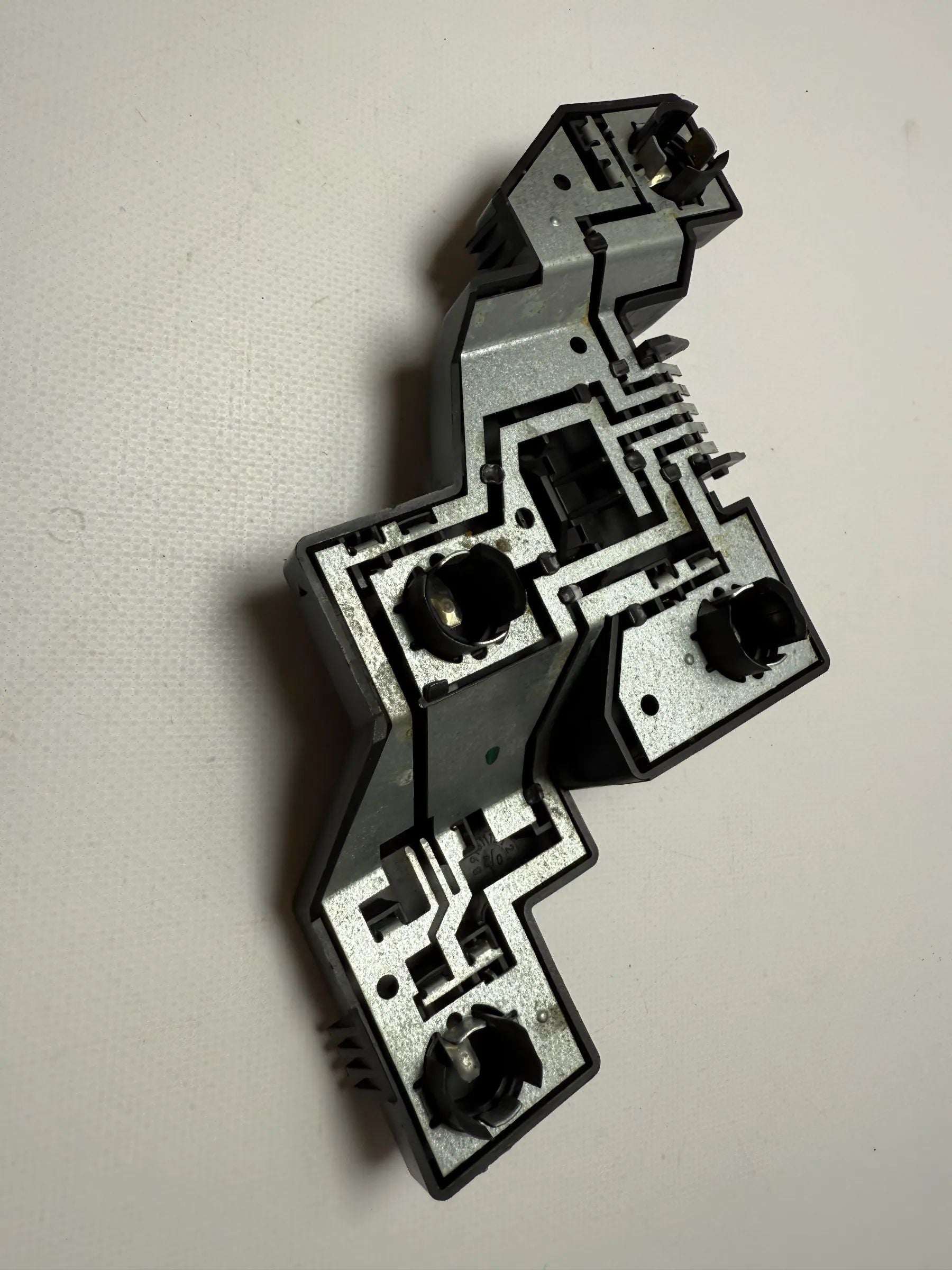 Oryginalny uchwyt lampy tylnej lewej Ford KA 97KG13N004BA