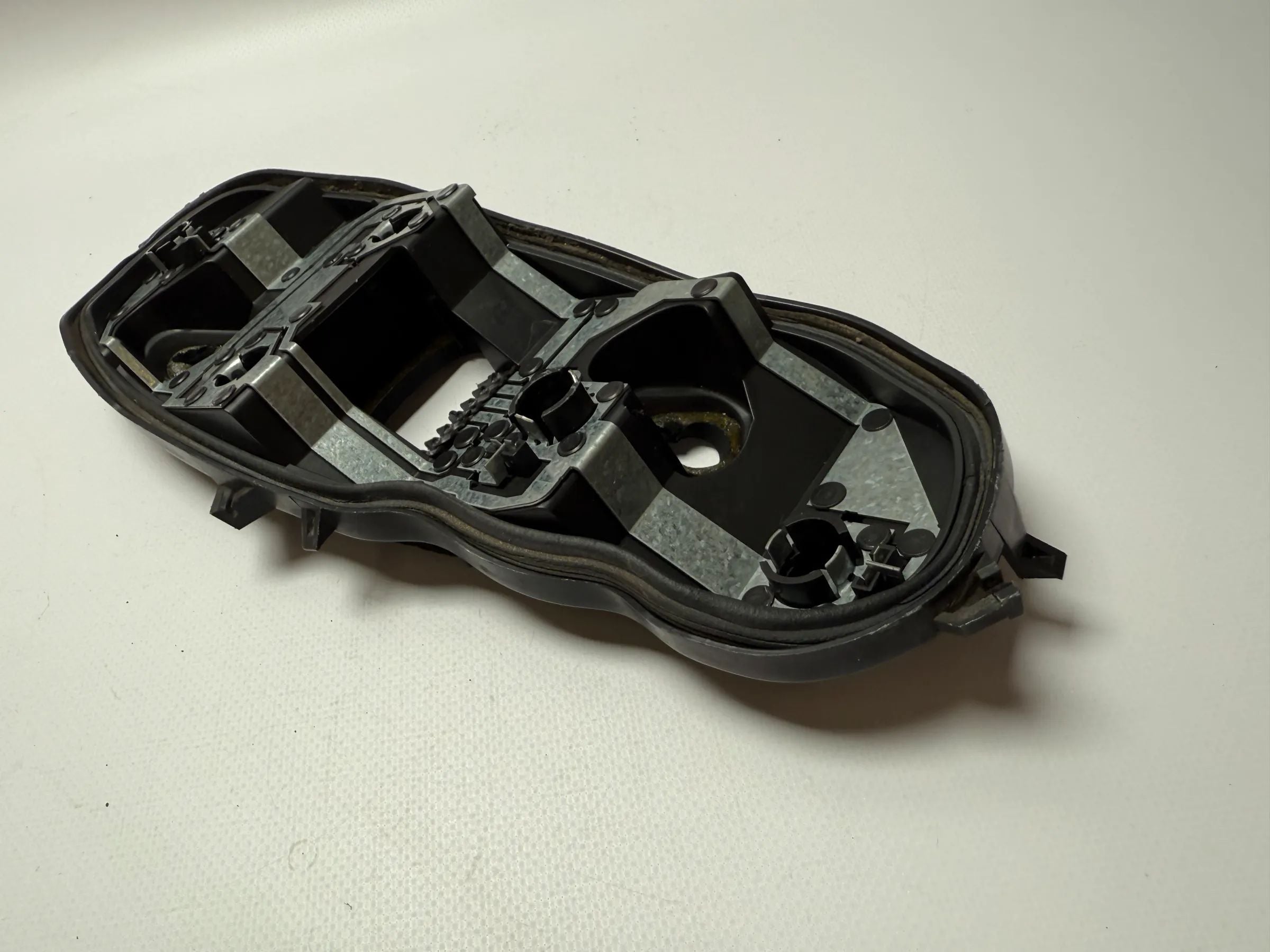 Oryginalny uchwyt lampy tylnych świateł Opel Corsa D prawy 88037852