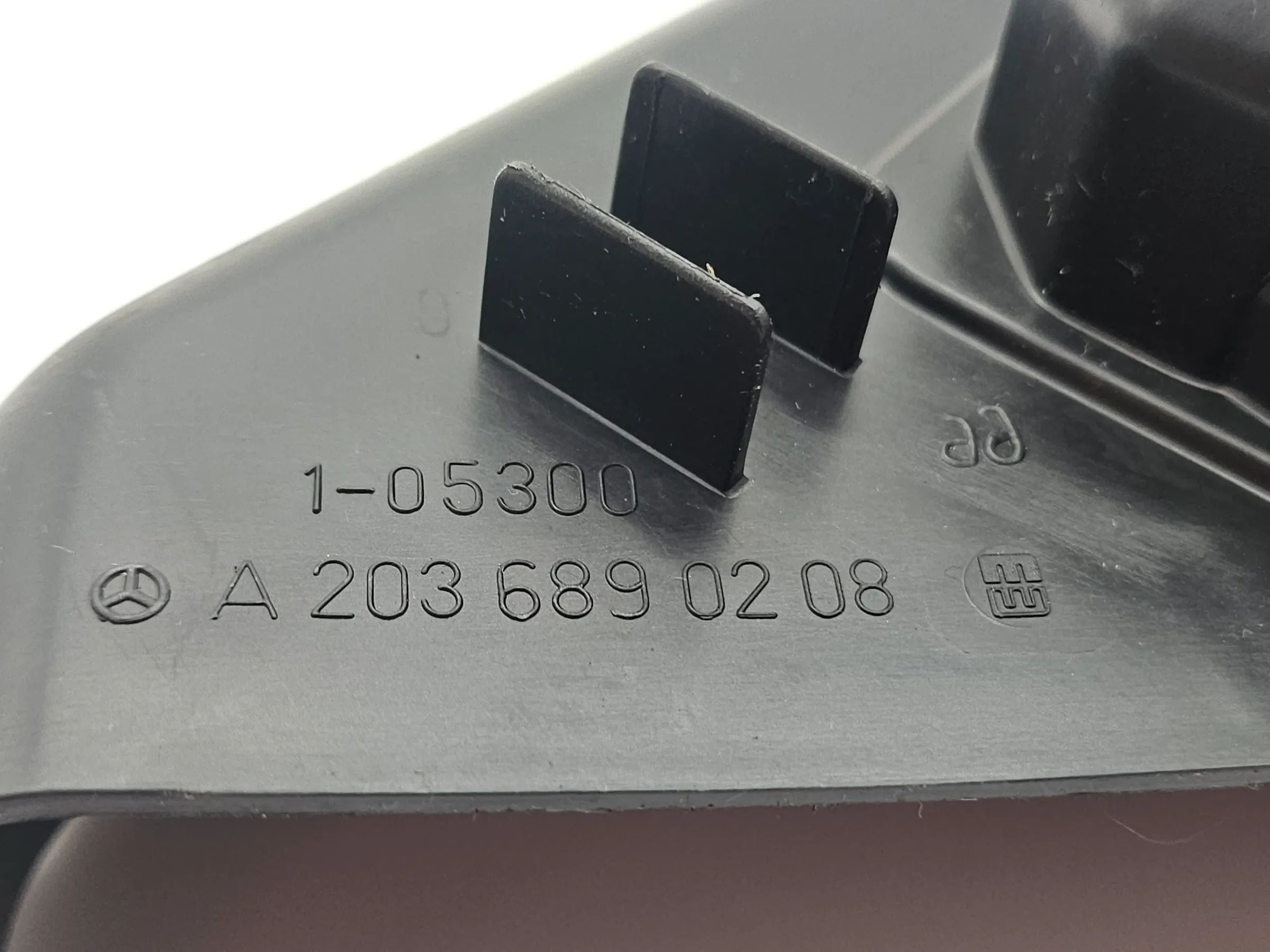 Mercedes-Benz  CL203 C-Klasse Abdeckung Verkleidung Feststellbremse A2036890208