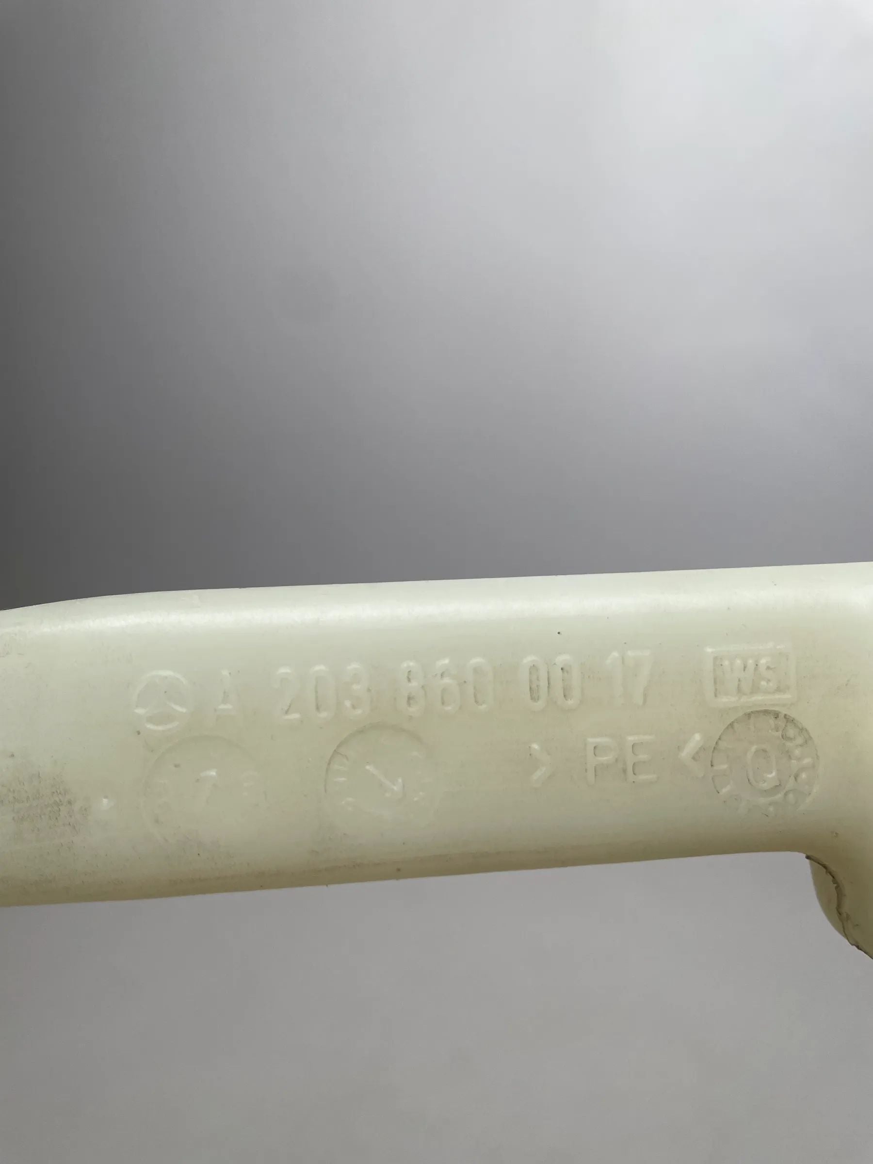 Original Mercedes-Benz C220 (W/S/CL203) Einfüllstutzen 2038690017