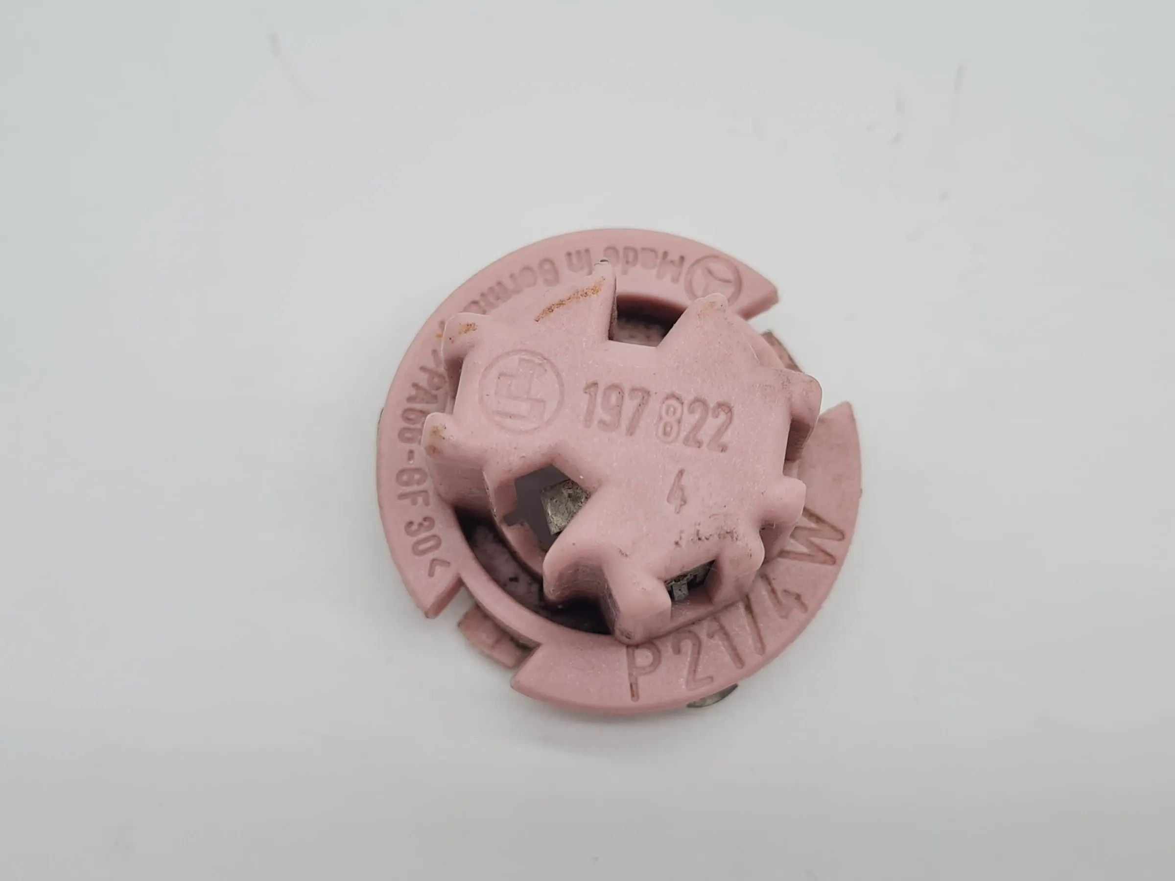 Original Mercedes E-Klasse (W210) Rückleuchte Lampe Fassung L/R 197822