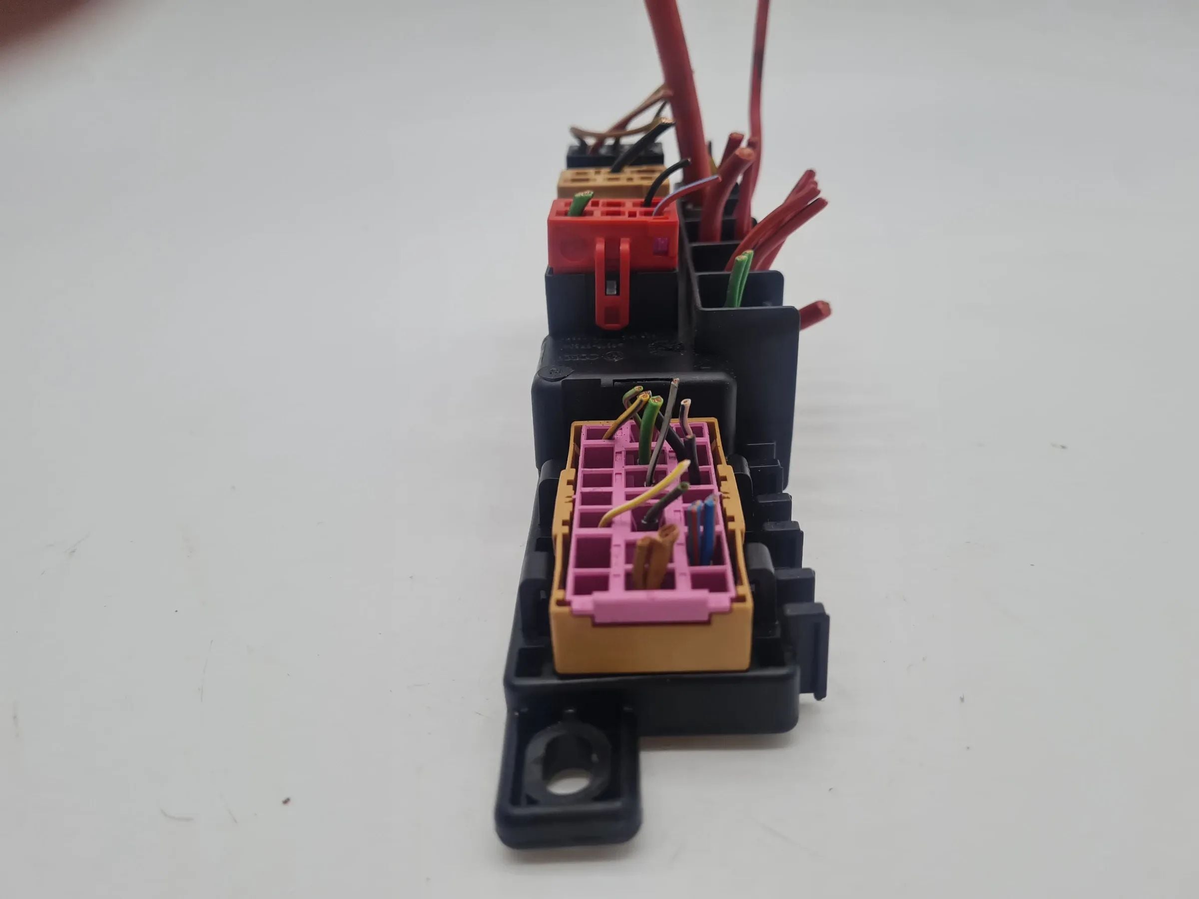 Original Audi A6 (4B2/4B4) Relais Stecker Leiste Träger 8L0941822A
