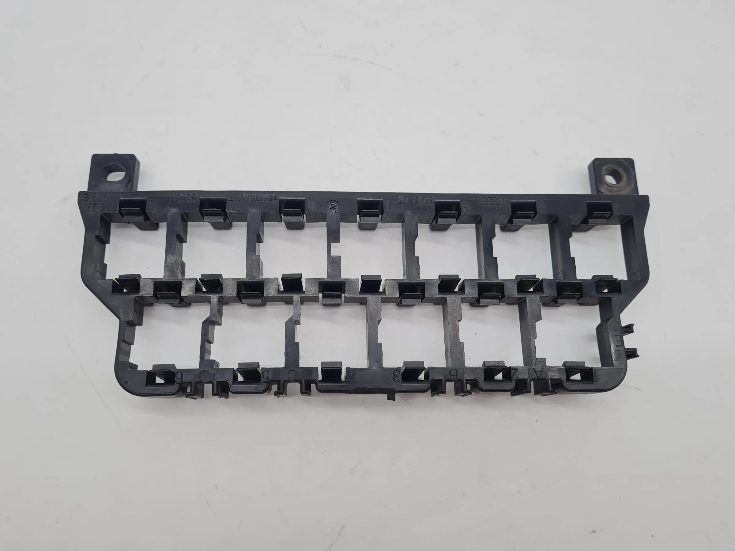 Original Audi A6 (4B2/4B4) Relais Stecker Leiste Träger 8D0937503E