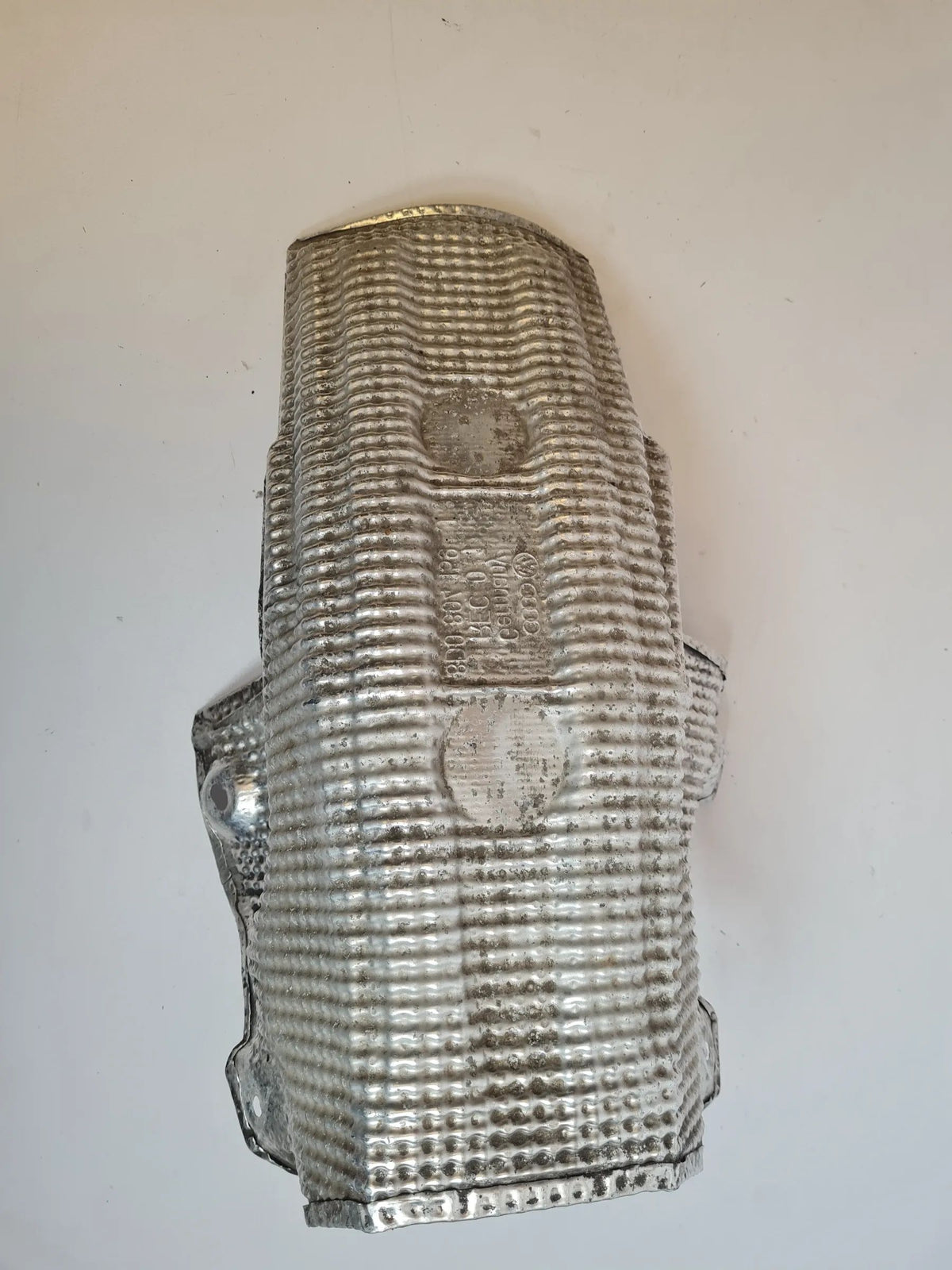 Original Audi A6 (4B2/4B4) Hitzeschutzblech Mittelstück Auspuff 8D0804159J