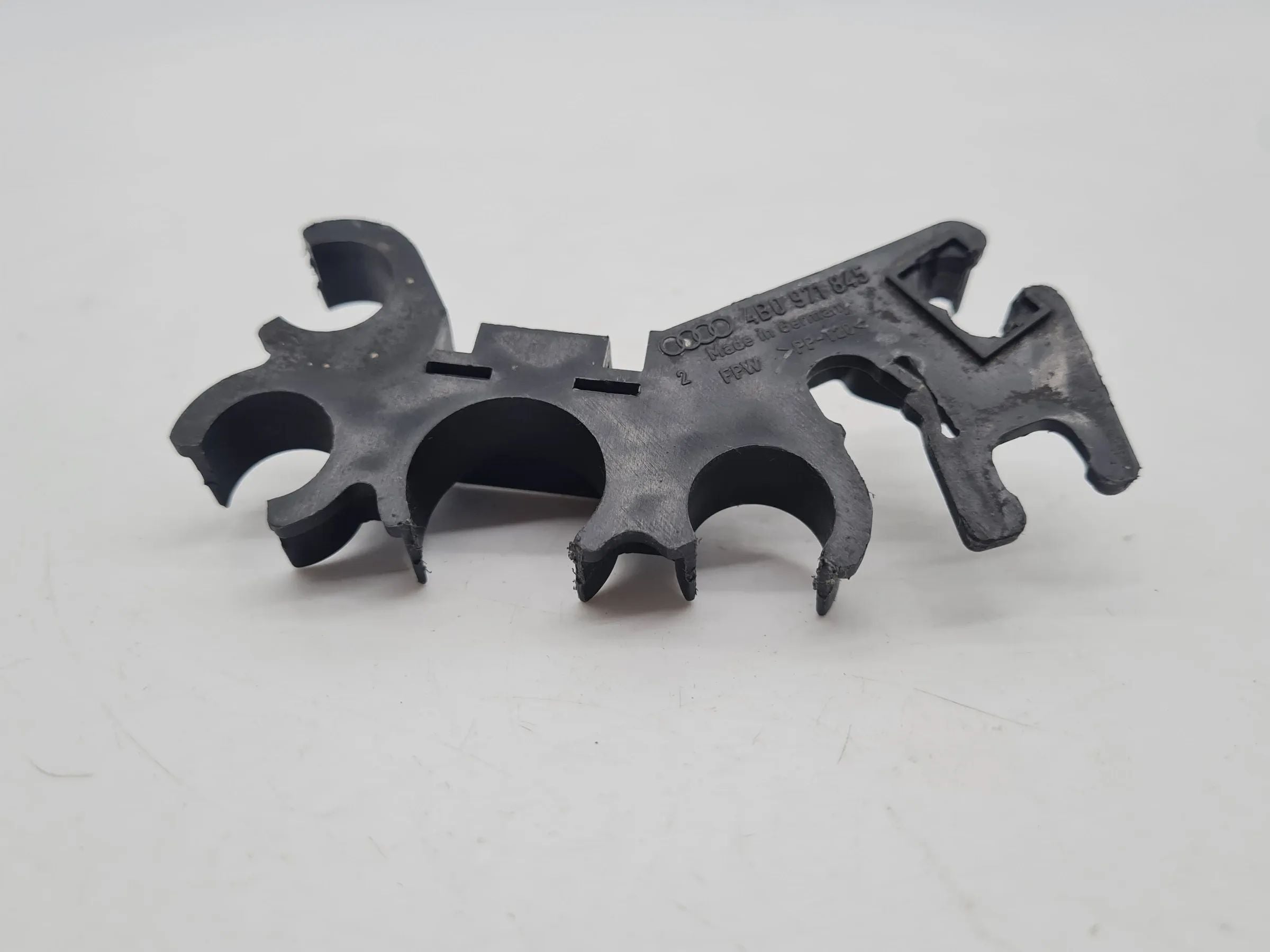 Original Audi A6 (4B2/4B4) Halter Halterung Sicherungsträger 4B0971845