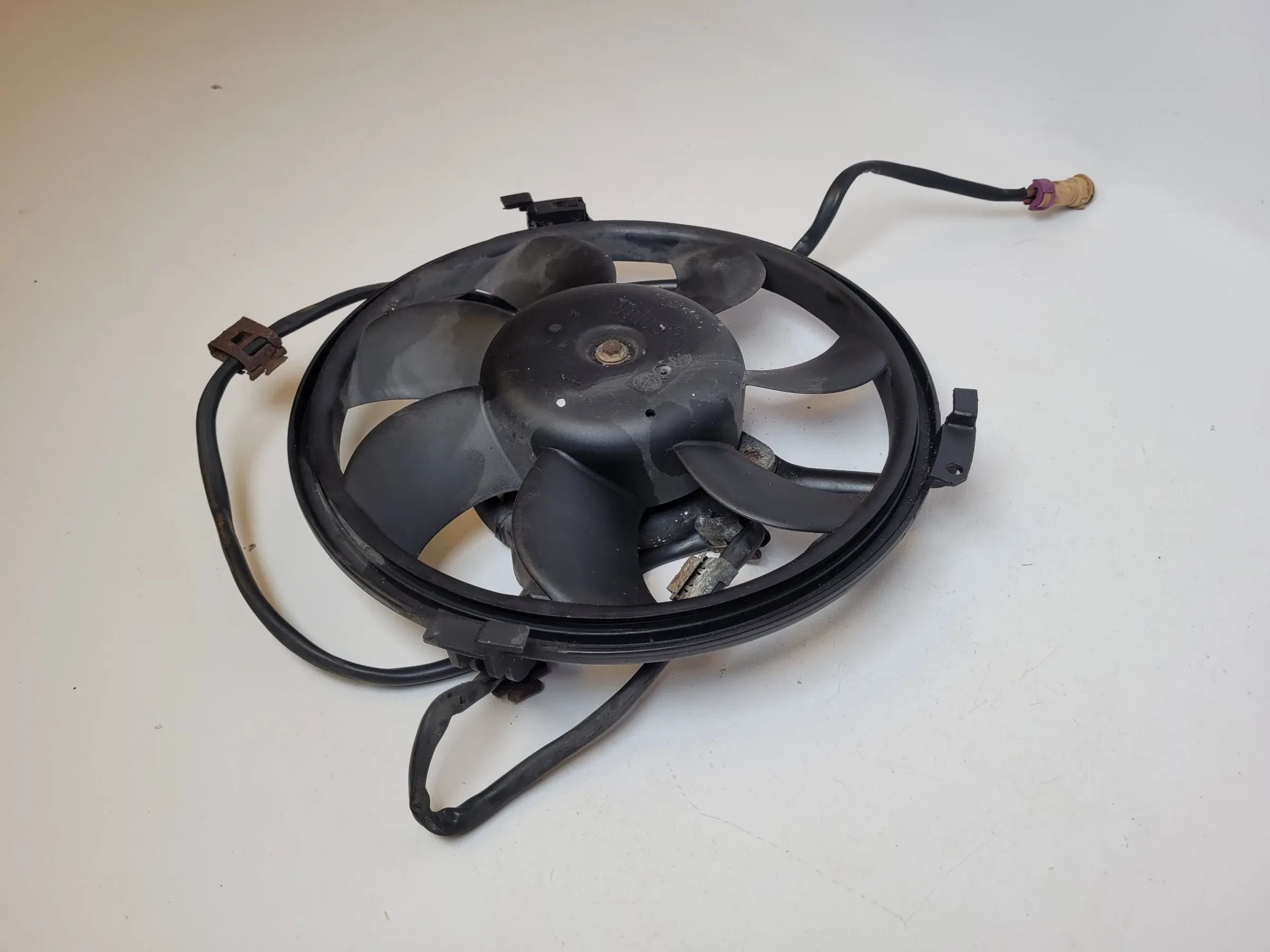 Original Audi A6 (4B2/4B4) Kühlerlüfter Motor Kühler Valeo 849354