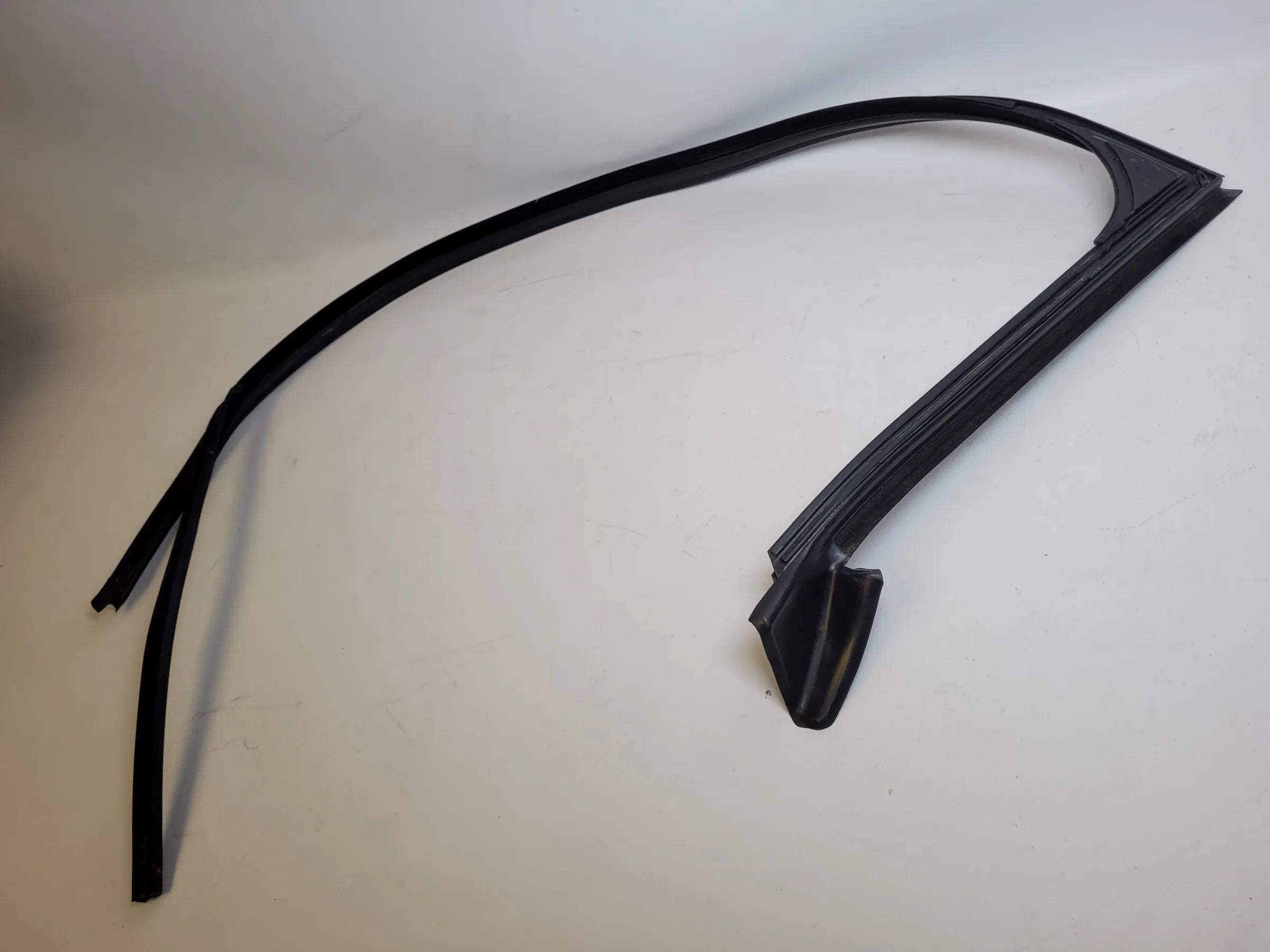 Original Audi A4 (8E/B6/B7) Tür Fenster Dichtung Rechts Vorne 8E0837440