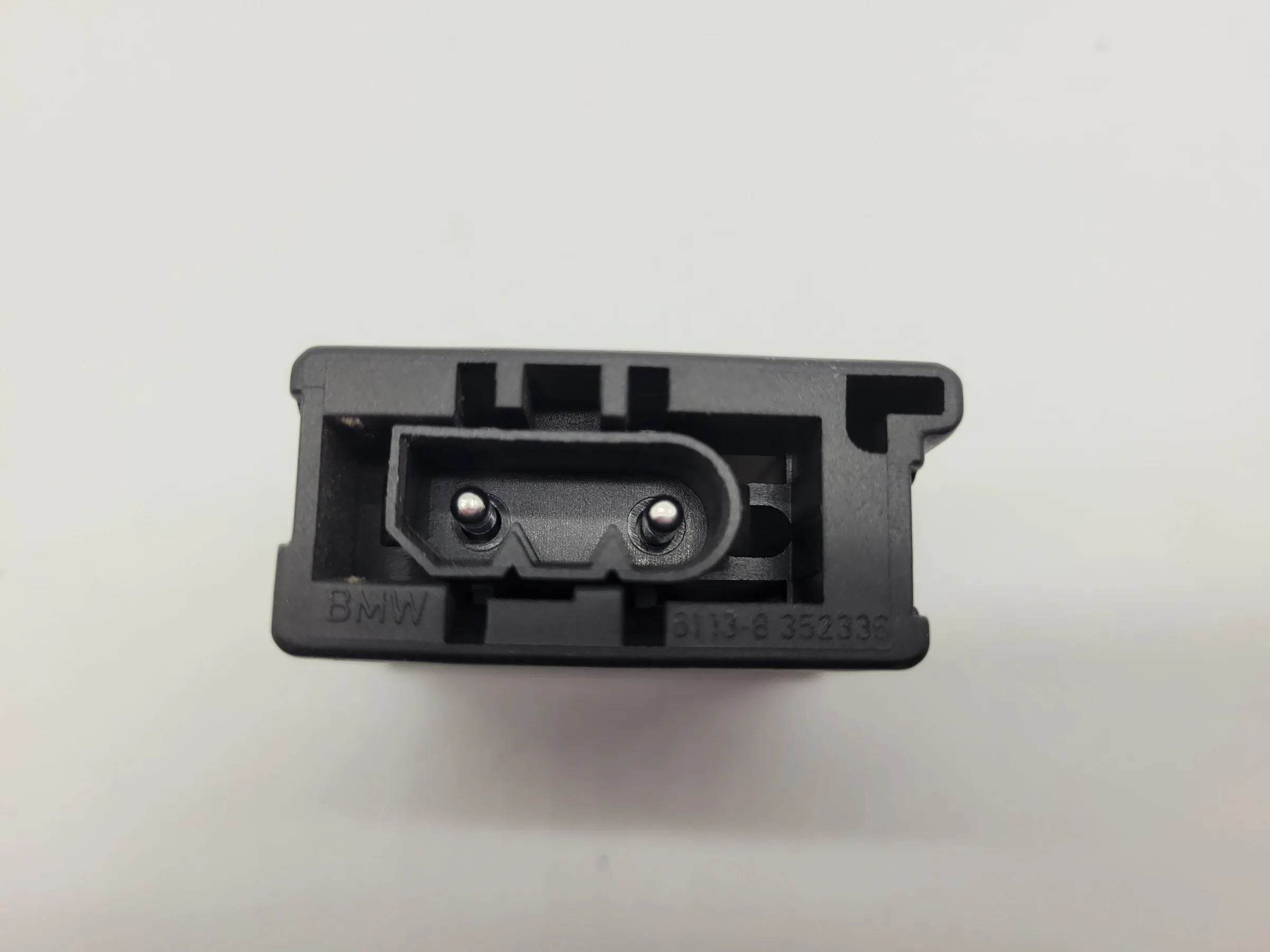BMW 5er Touring E39 Handschuhfach Lampe Ladegerät Socke 61.13-8352336 Original