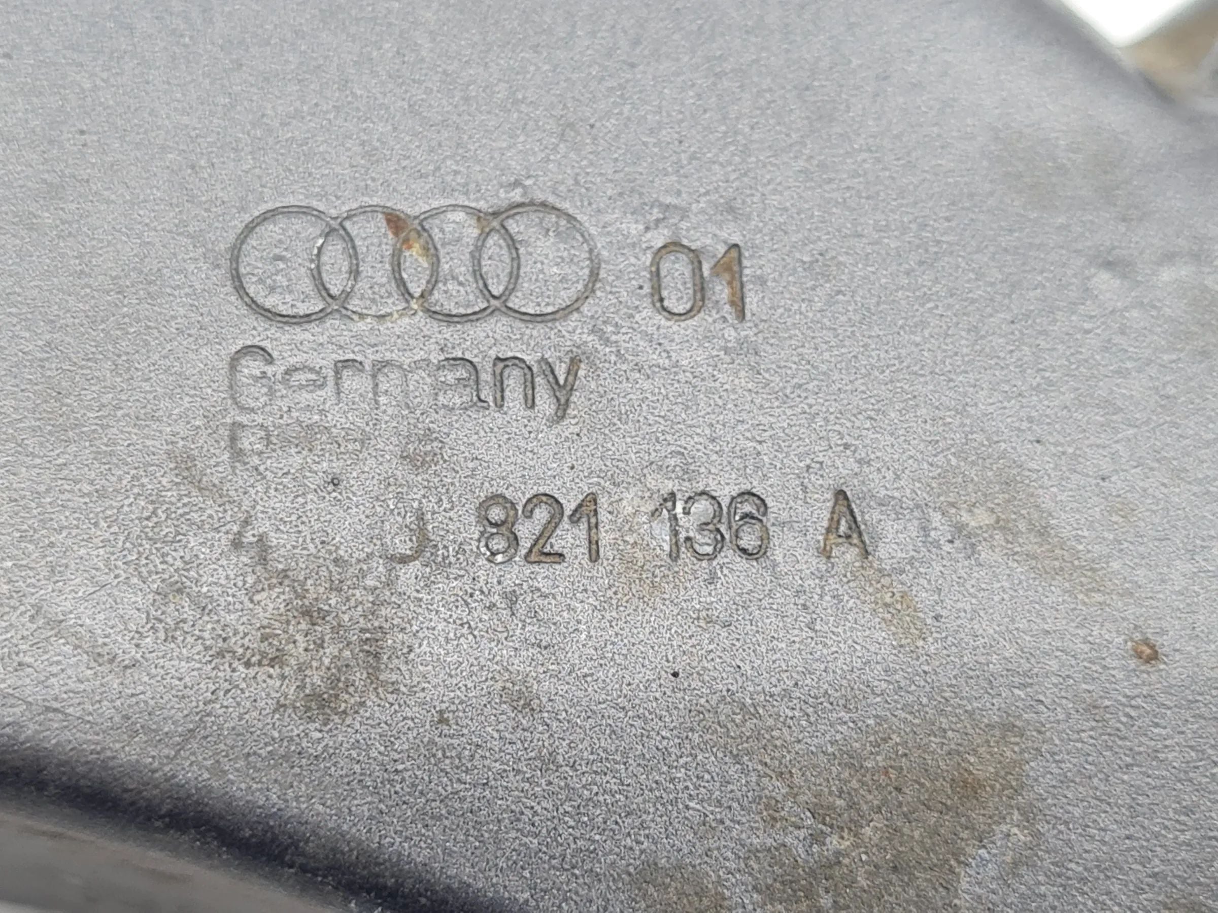 Original Audi A6 (4B2/4B4) Halterung Kotflügel Rechts Vorne 4B0821136A