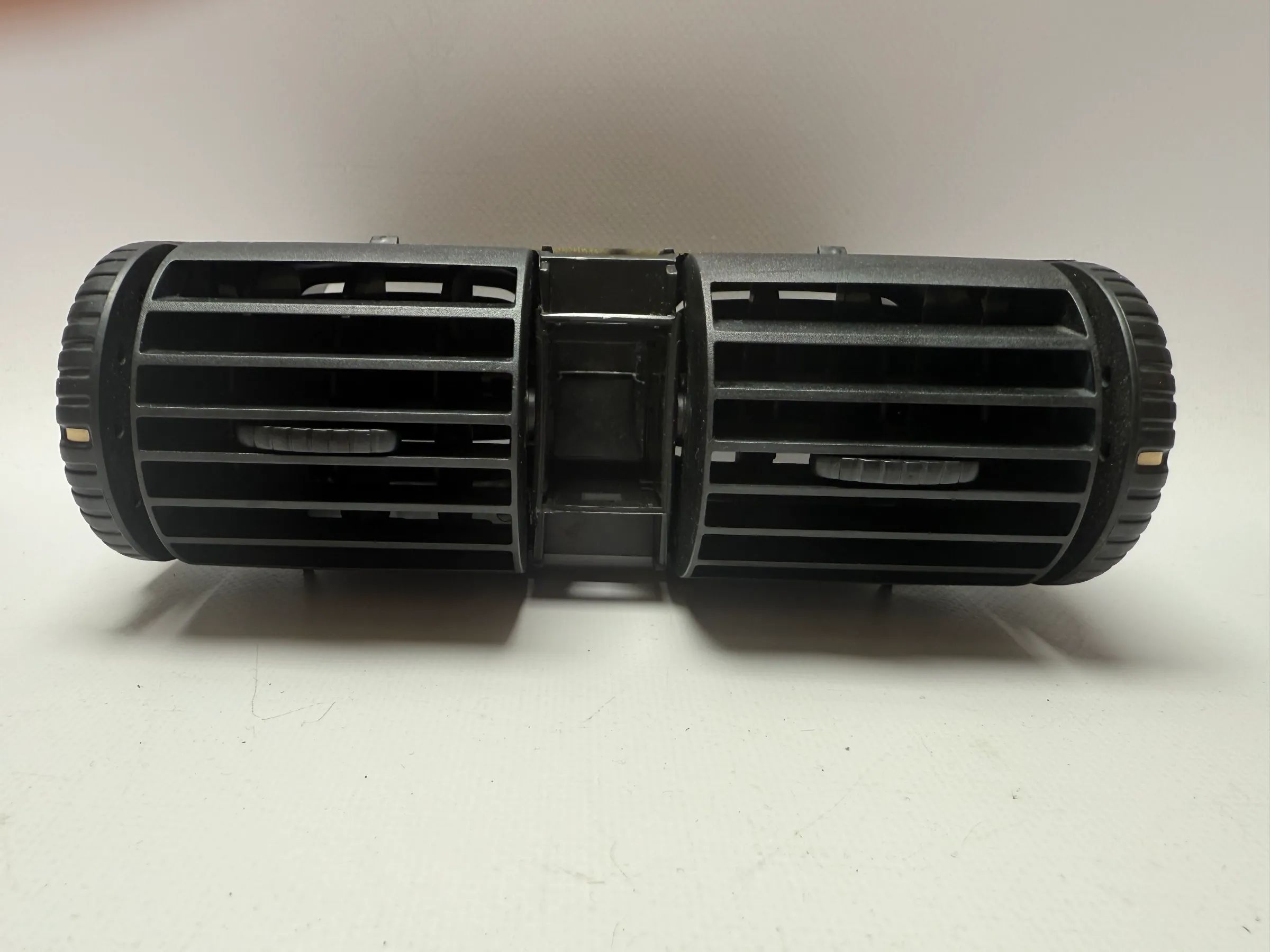 Оригинальная центральная двойная воздушная решетка вентиляции Opel Astra G 90560344