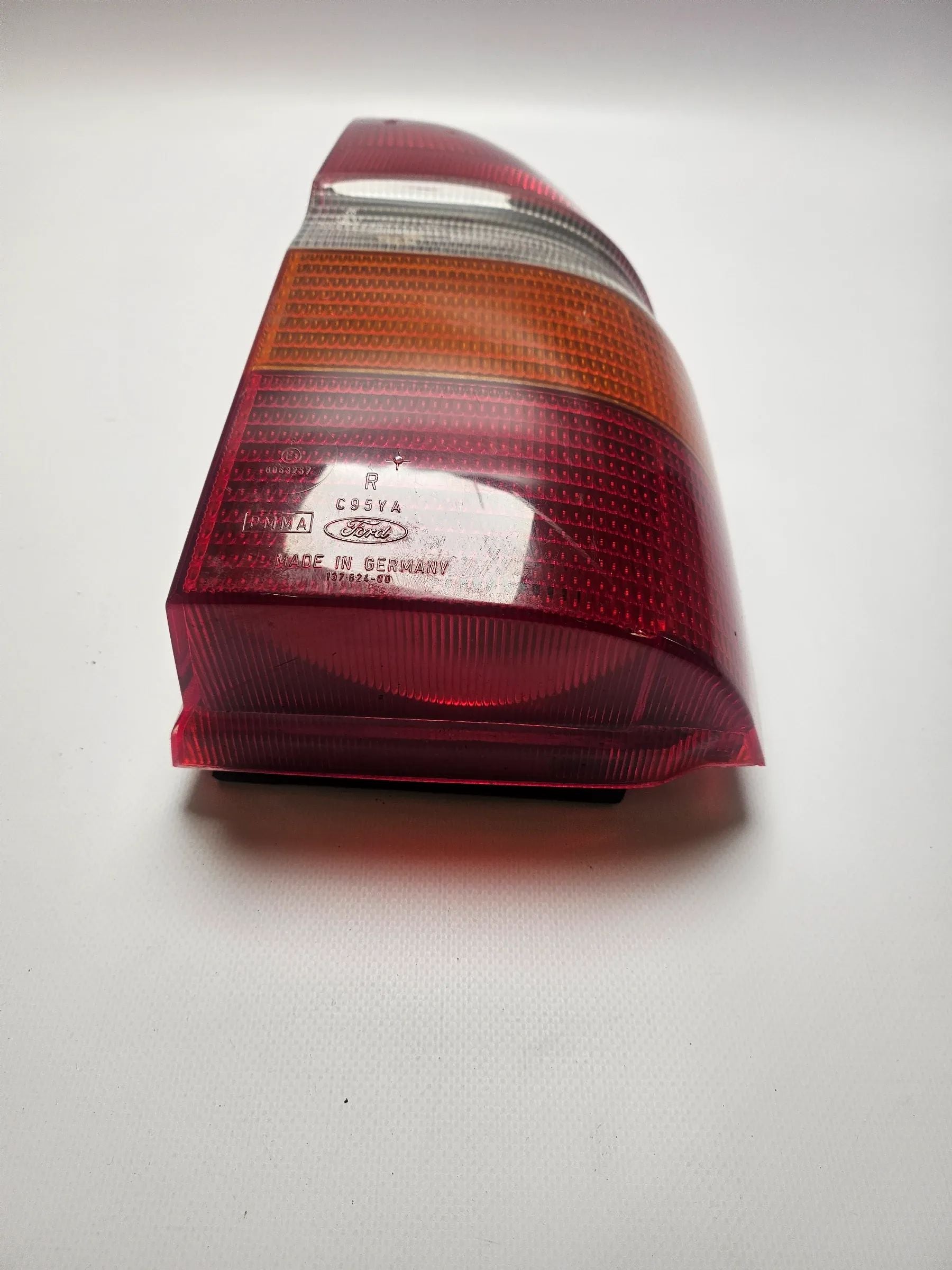 Piloto trasero derecho original con portabombillas FORD ESCORT TURNIER CL