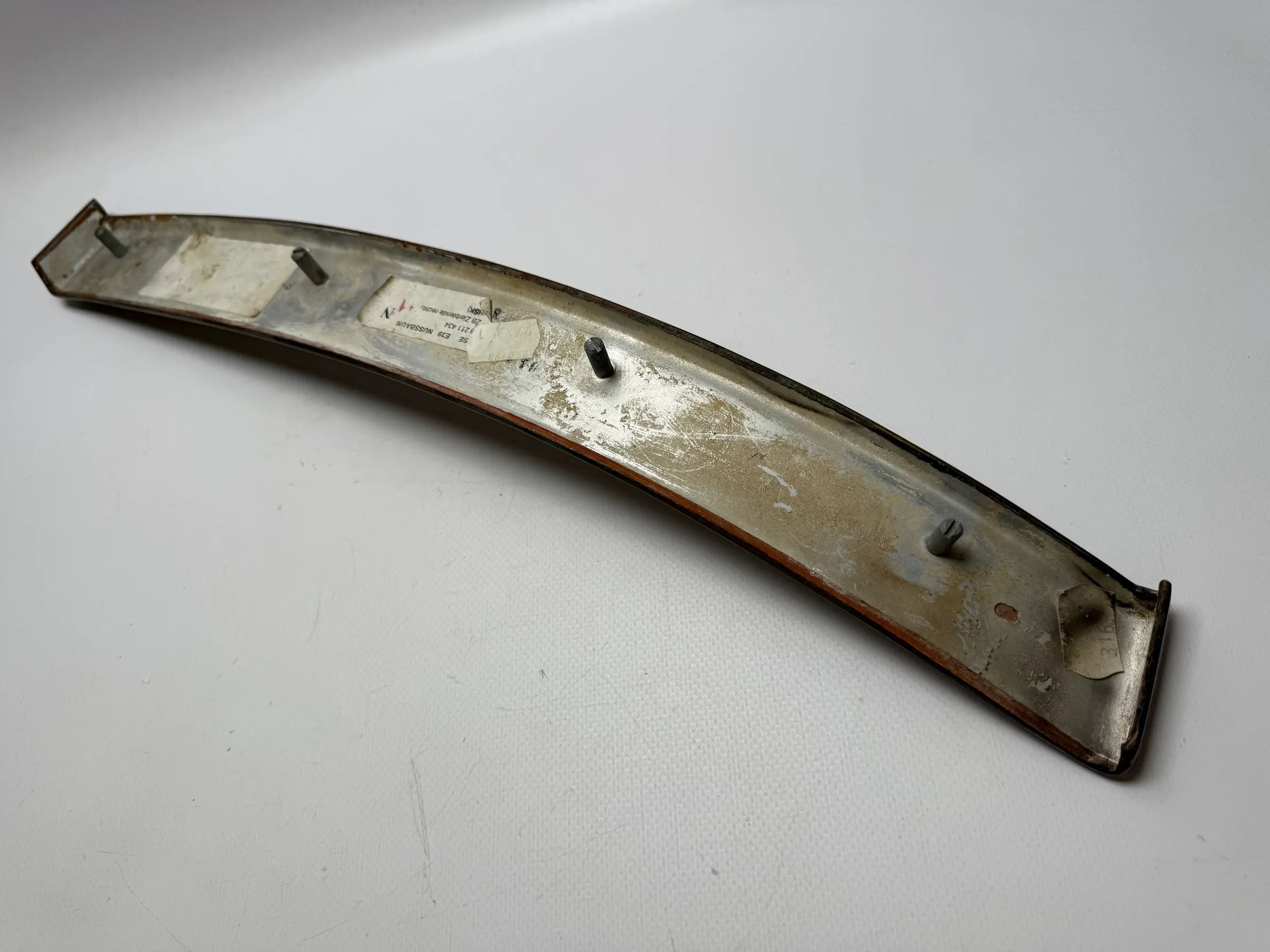 Oryginalna listwa dekoracyjna/blenda deski rozdzielczej BMW E39 nad schowkiem 8211434