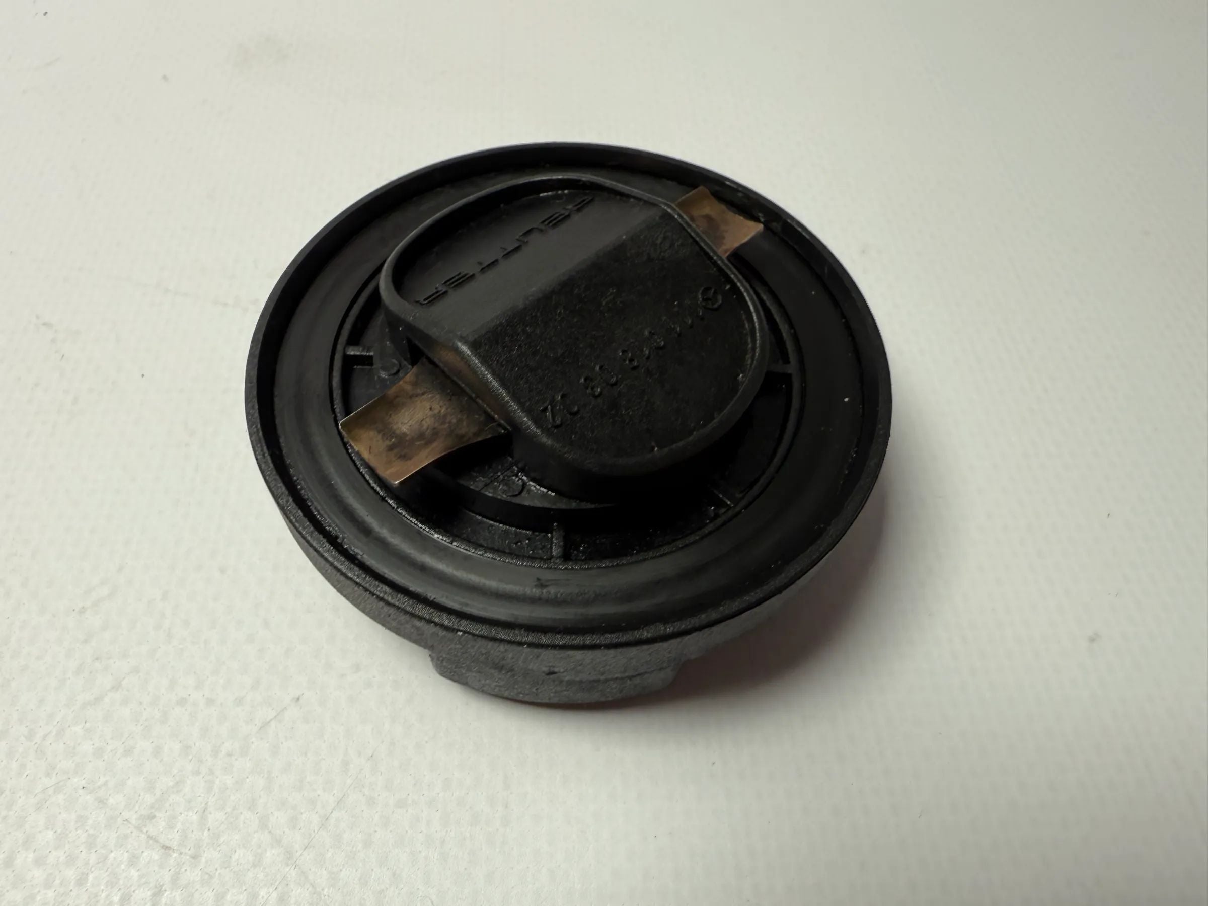 Original Mercedes oil cap oil cover W203 W204 W211 W212 111 018 03 02 