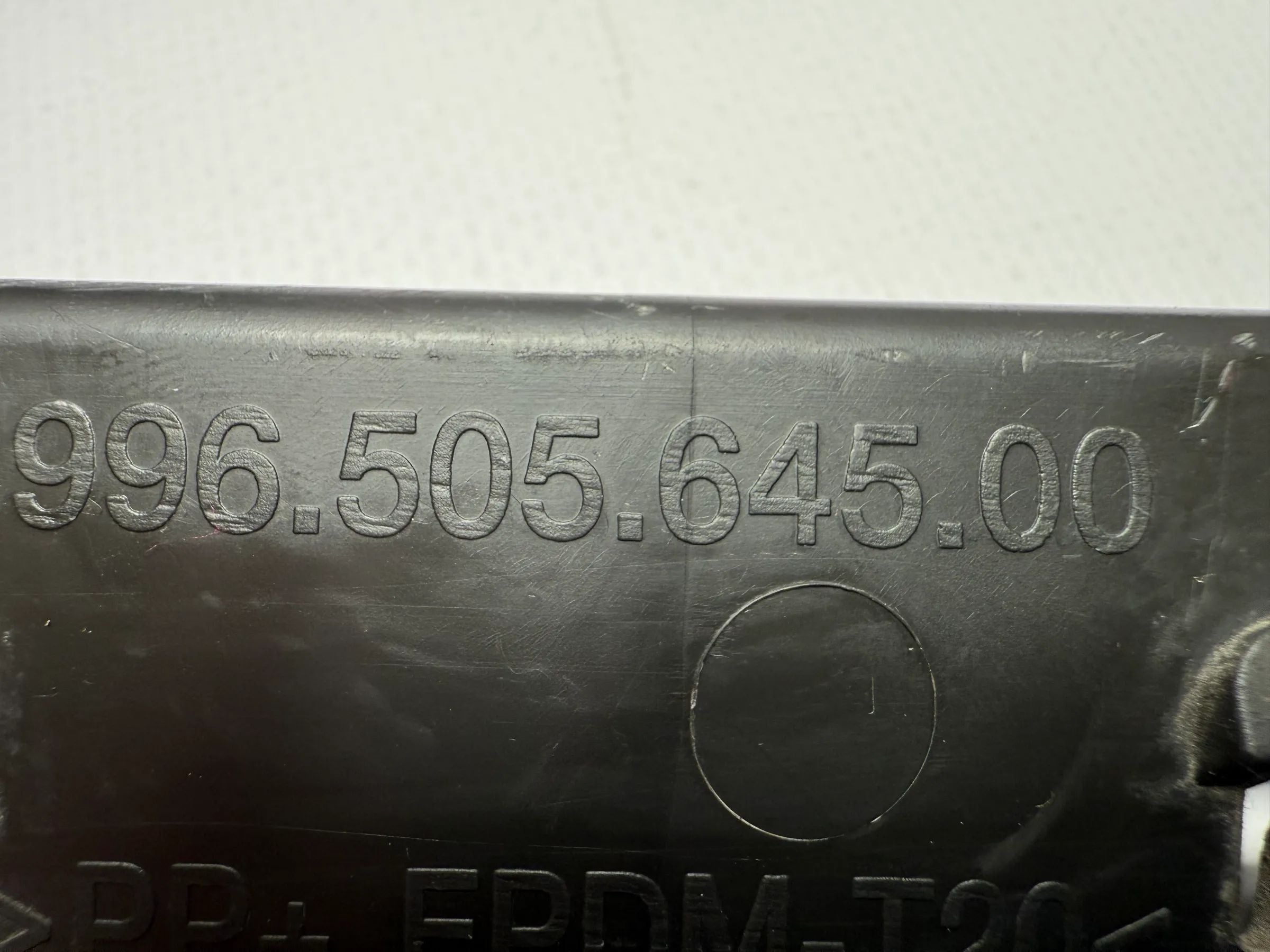 อะไหล่แท้ Porsche 911 996 M215 ขายึดฝาครอบแตร หมายเลข 99650564500