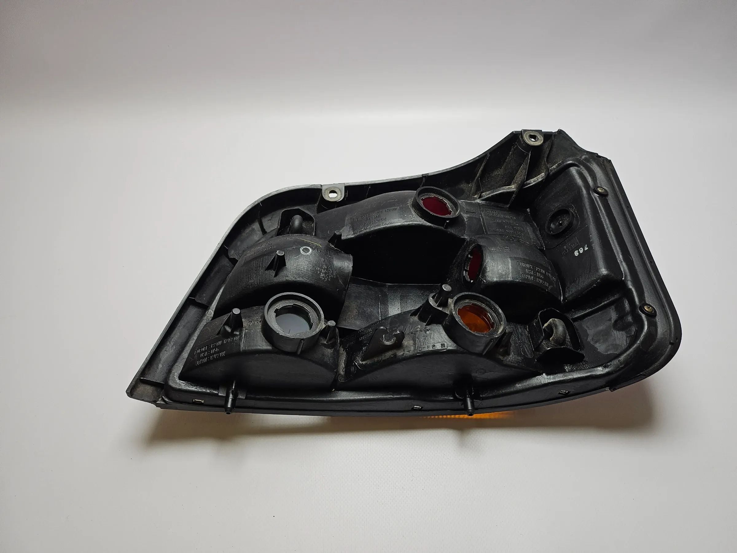 Suzuki Baleno EG achterlicht links KOITO 220-32018, L, 33-08505L, R-1049