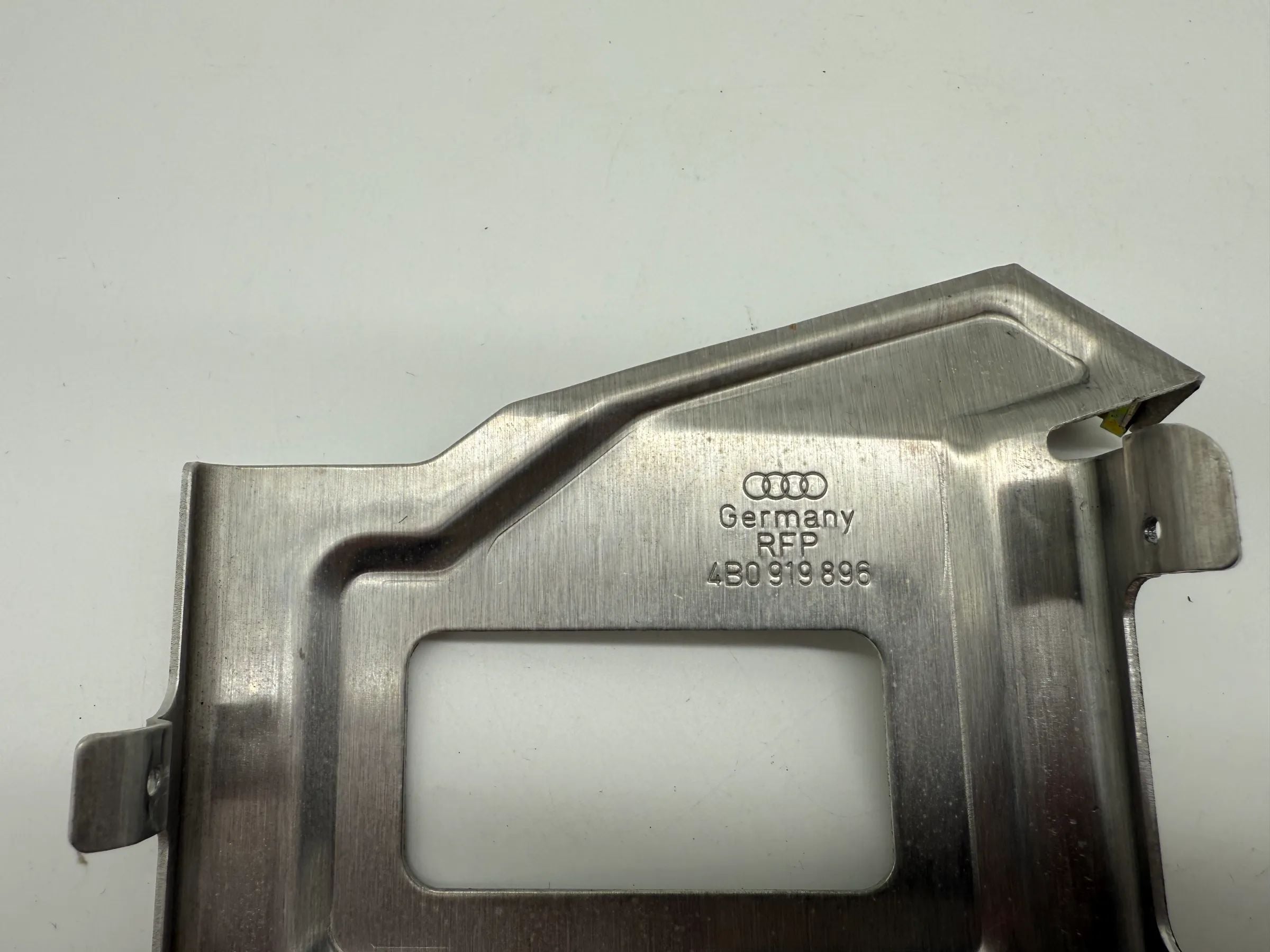 ตัวยึดคอนโซลนำทาง ออดี้ S4 A4 B5 VW Passat 3BG 4B0919896 พร้อมส่ง