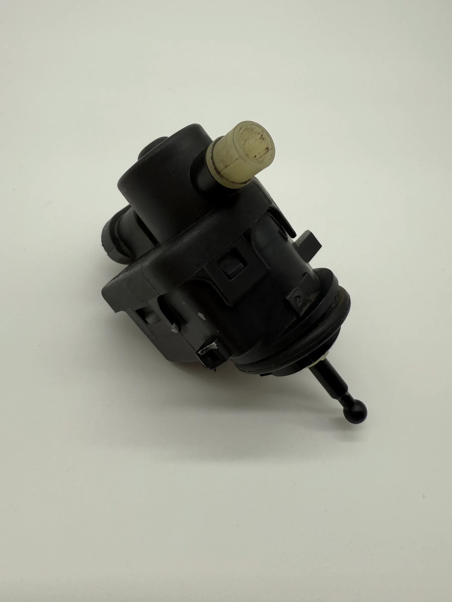 Регулировочный двигатель света LWR правый 7700420737 Рено Клио 1.5 dCi B