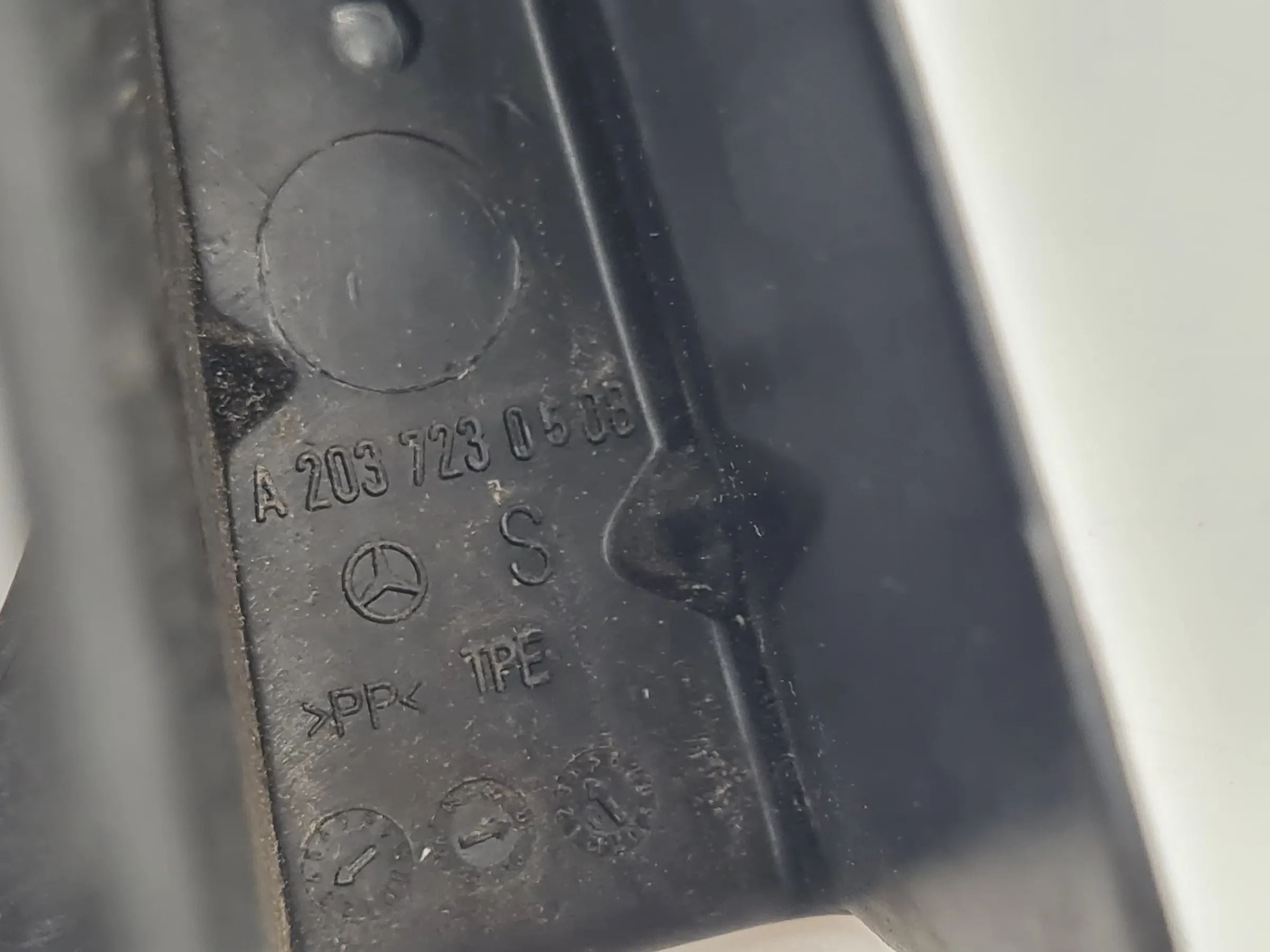 Original Mercedes-Benz C-Klasse Türschloss Abdeckung Links Vorne A2037230508