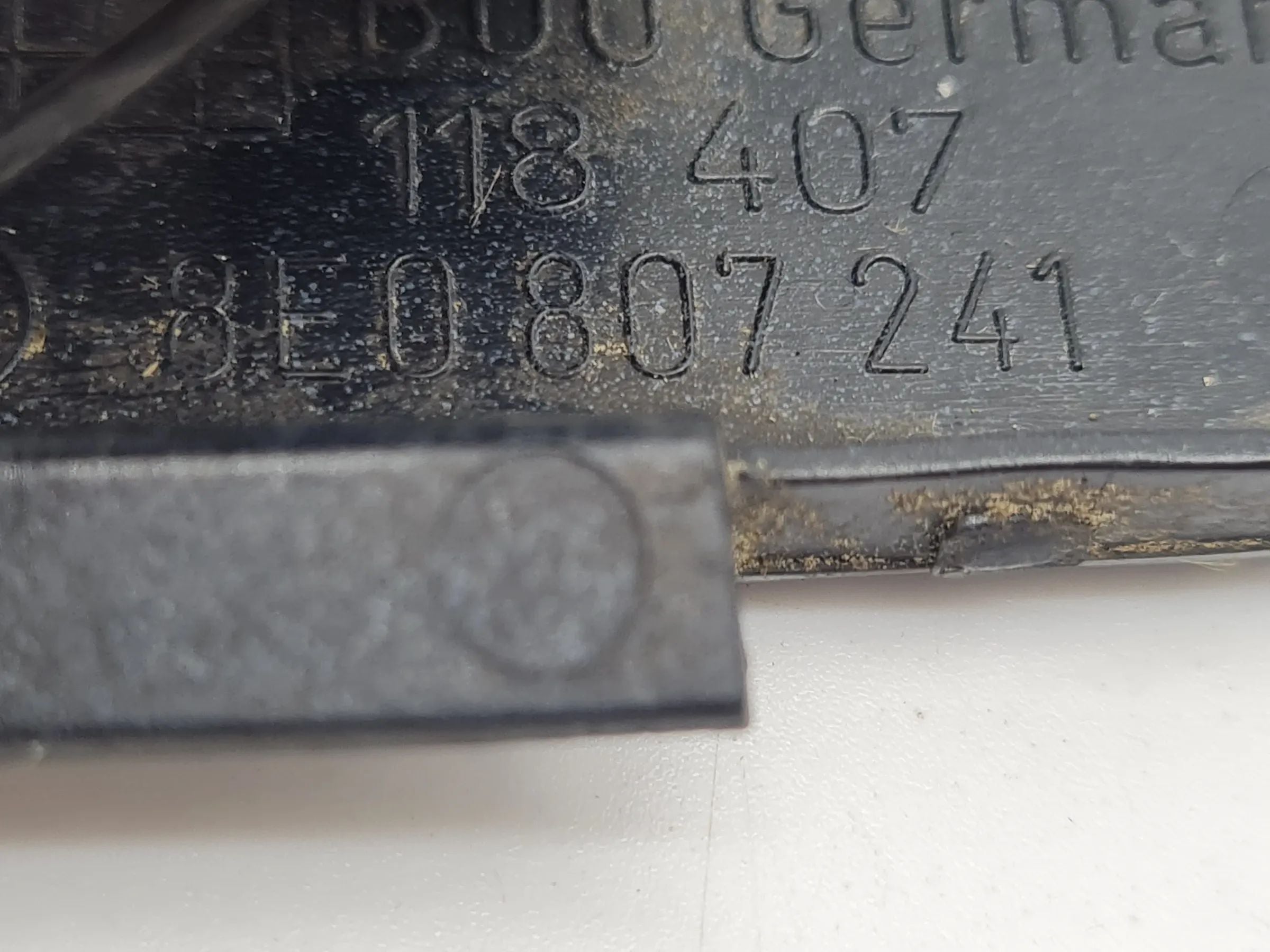 Original Audi A4 (8E/B6/B7) S-Line Abdeckung Abschleppöse Rechts 8E0807241