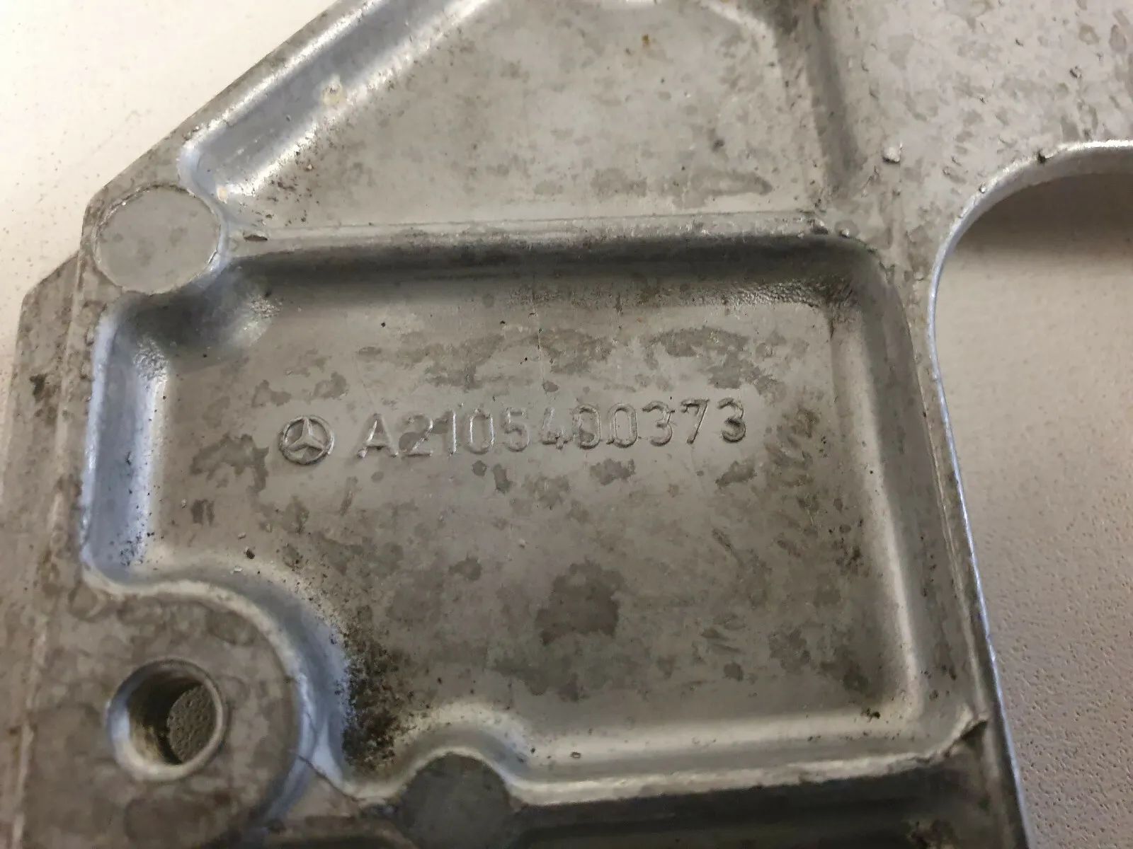 อะไหล่แท้ ขายึดกล่องควบคุมเครื่องยนต์ หมายเลข A2105400373 Mercedes W210