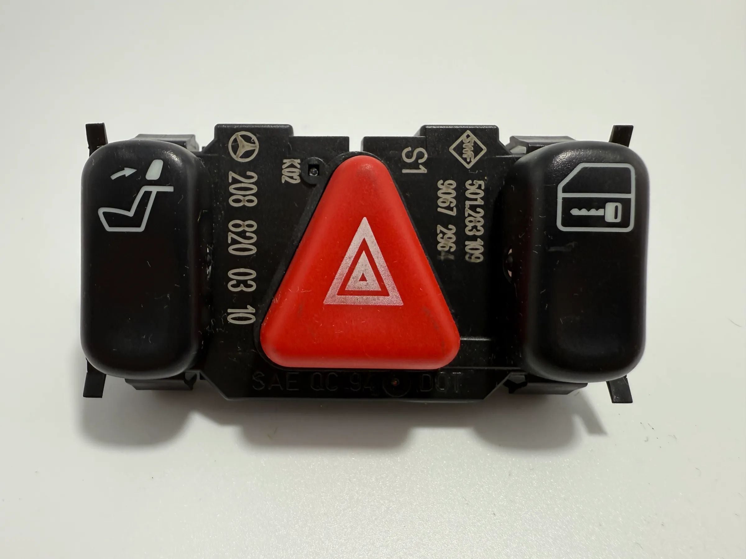 Originele Mercedes W202 W208 W210 Schakelaar Waarschuwingsknipperlicht Hoofdsteun 2088200310