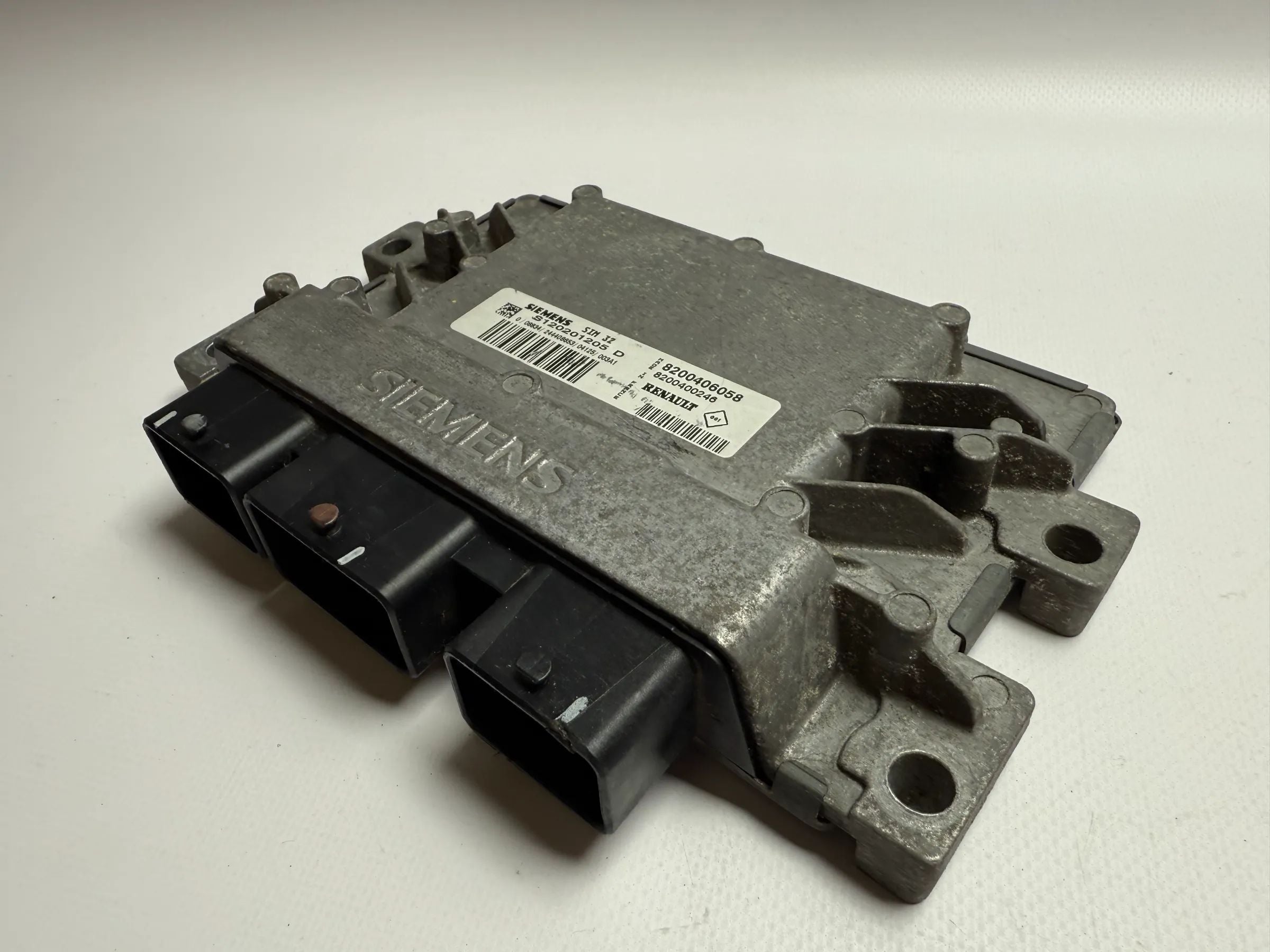 Оригинальный блок управления двигателем Renault Clio II ECU S120201205D / 8200406058 SIM32