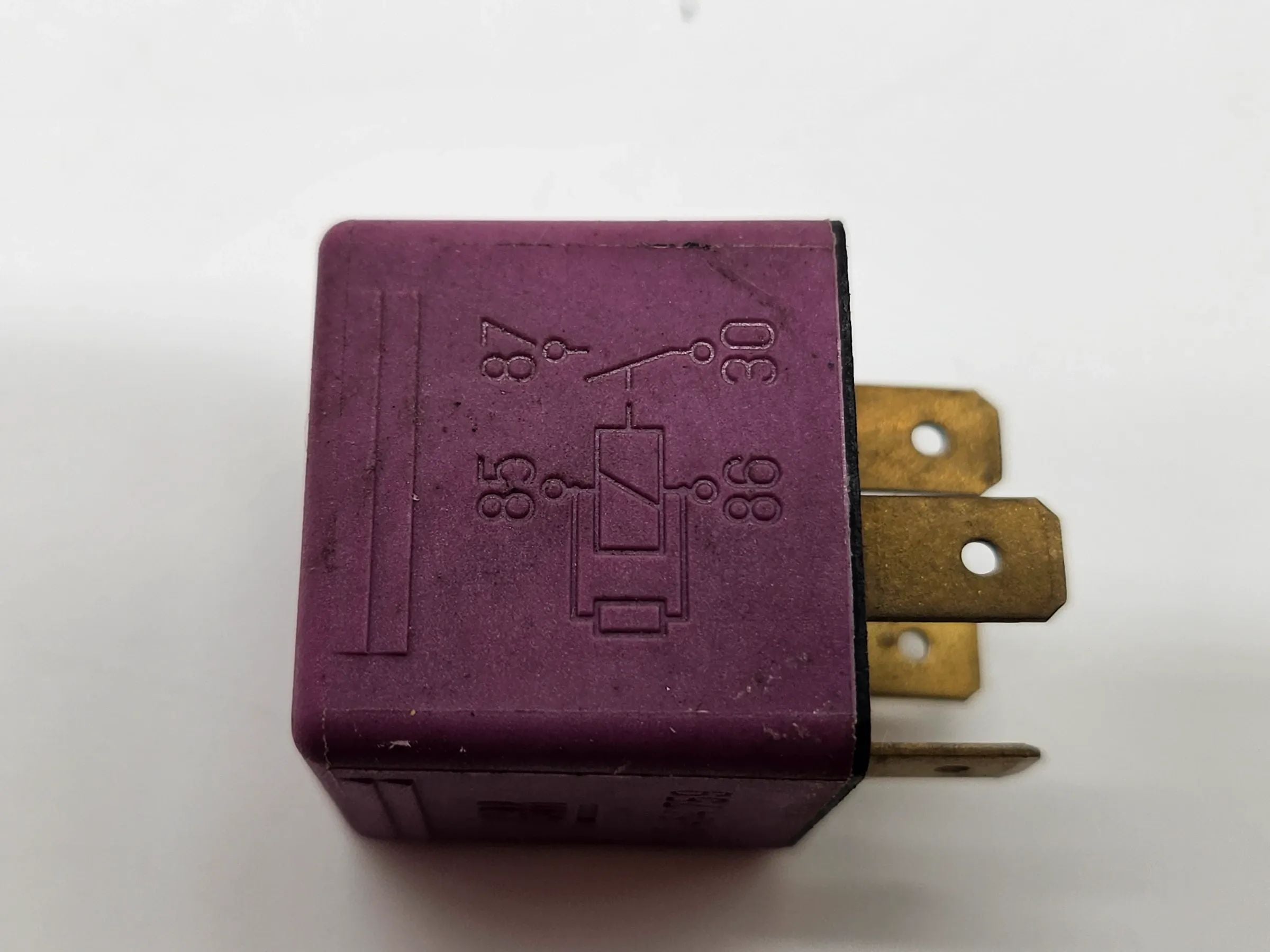 Оригинальное реле топливного насоса Opel Corsa C Meriva A фиолетовое 90464759 Auto-veritas