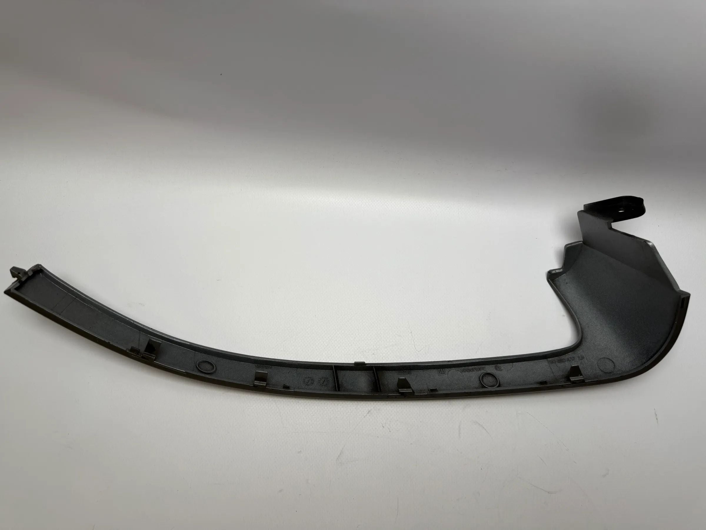 Оригинальная левая рамка крепления фар Опель Омега Б серебристая 90460437