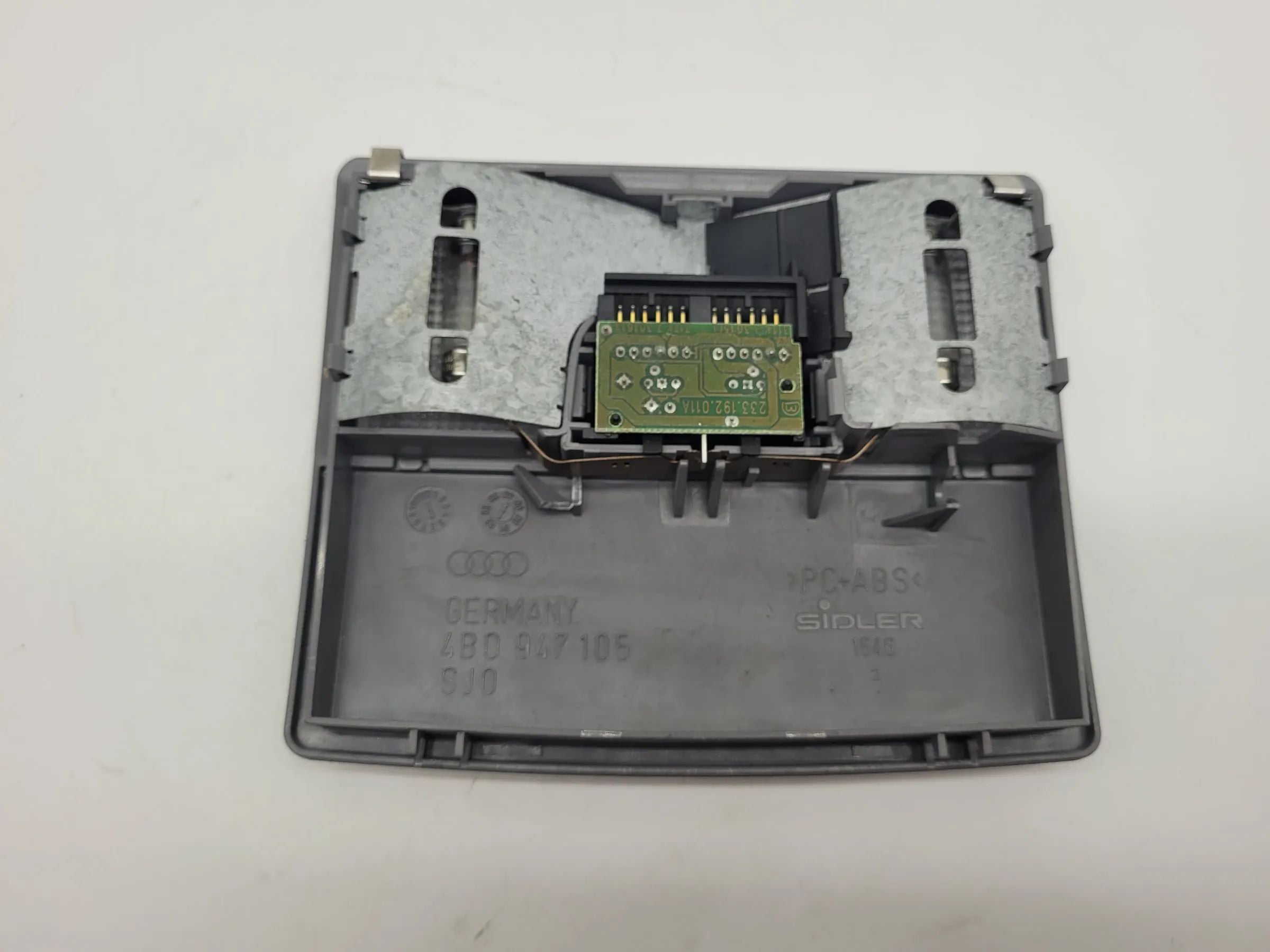 Original Audi A6 (4B2/4B4) Innenraumleuchte 4B0947105