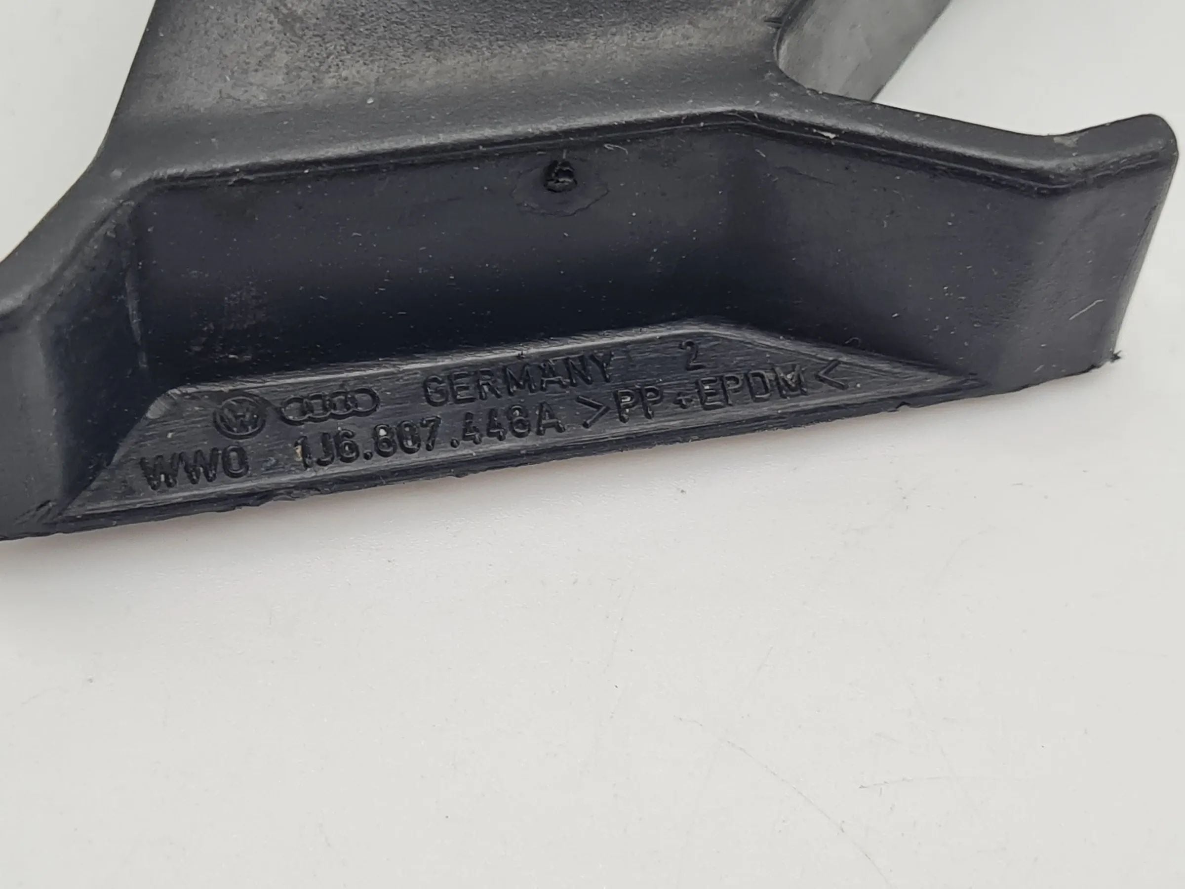 Original VW Golf IV 4 (1J1/1J5) Untere Stoßfänger-Halterung 1J6807448A