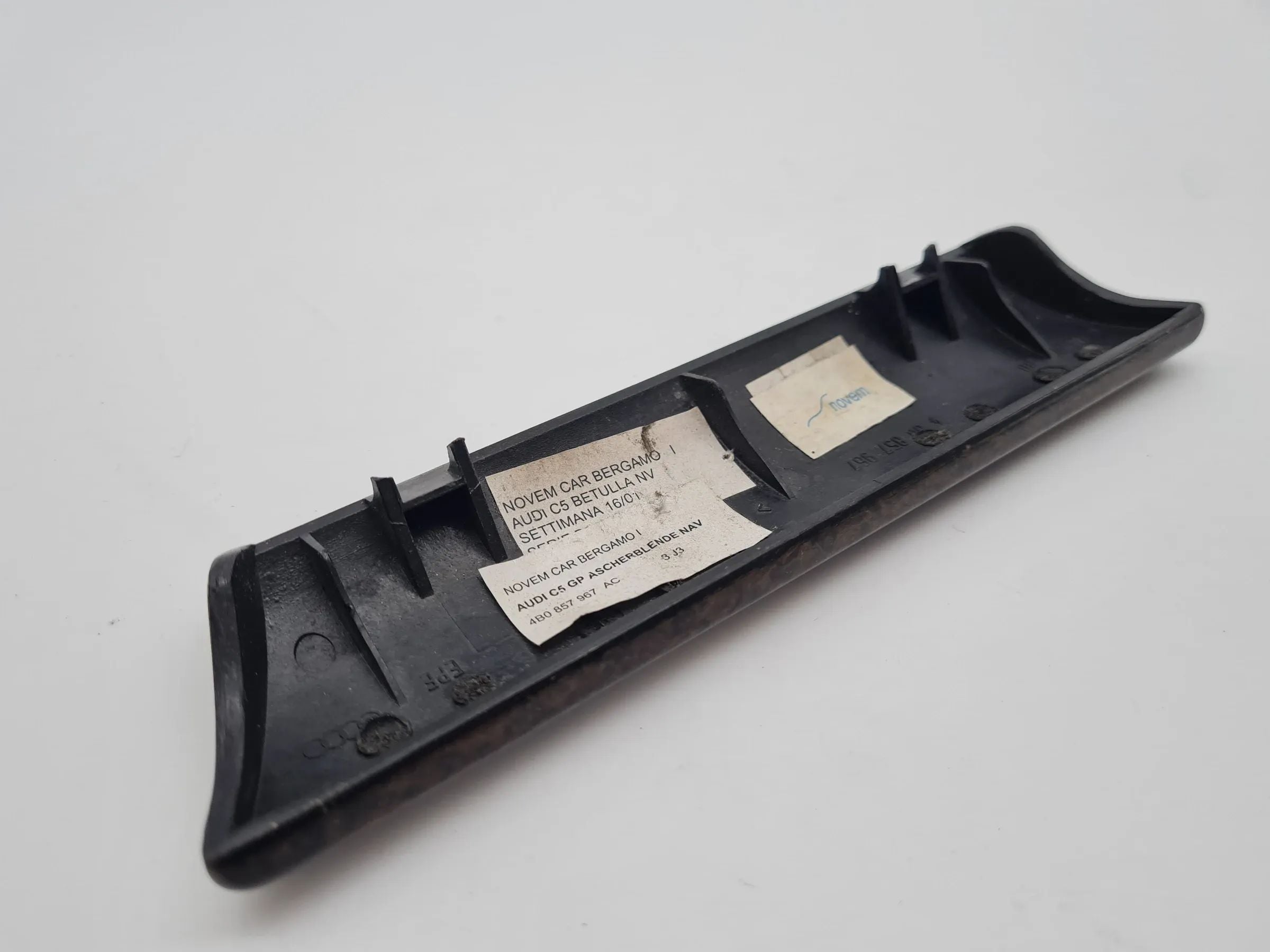 Original Audi A6 (4B) Dekorleiste / Zierleiste Aschenbecher 4B0857967