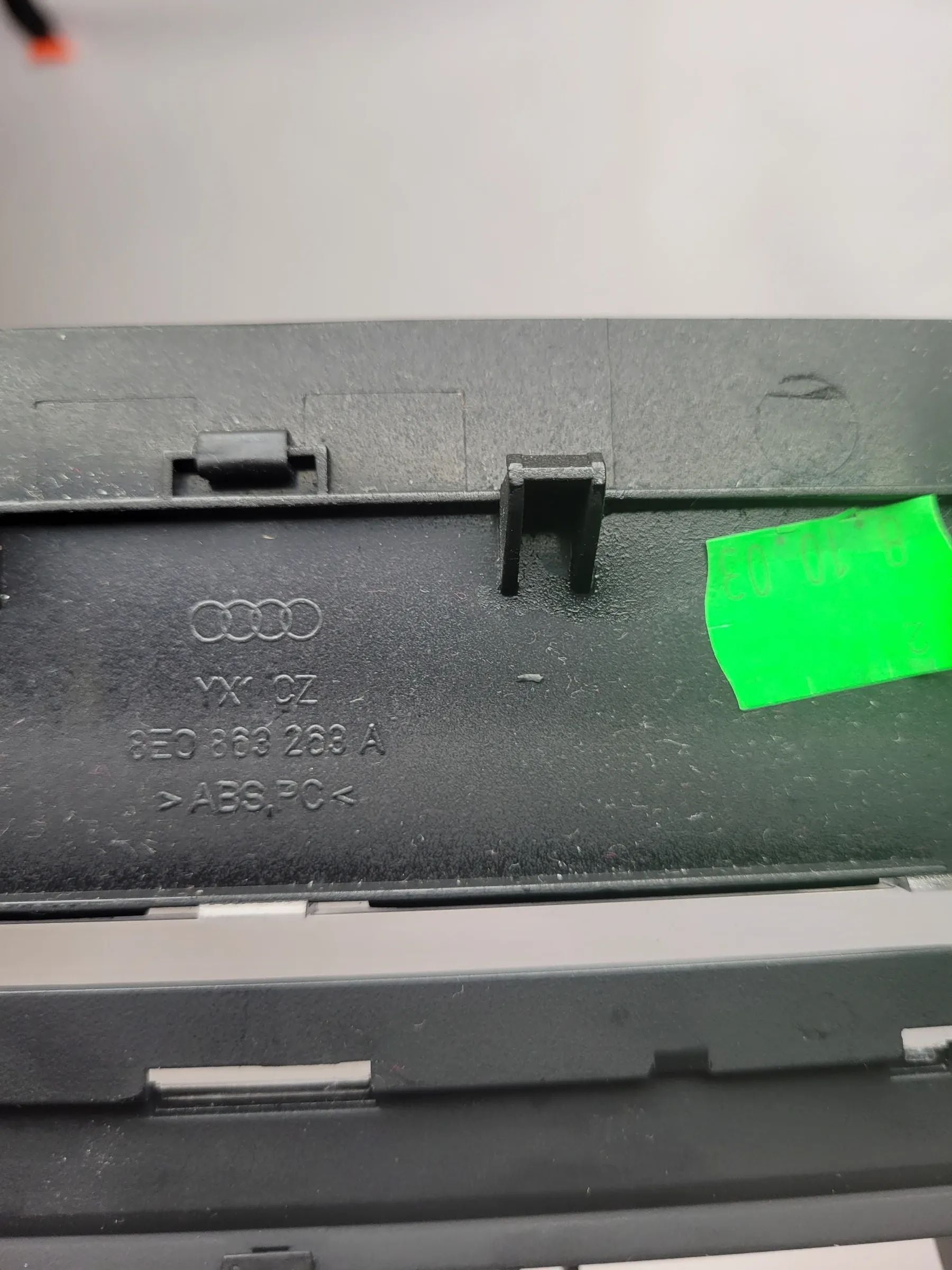Original Audi A4 (8E/B6/B7) Blende Mittelkonsole 8e0863263A