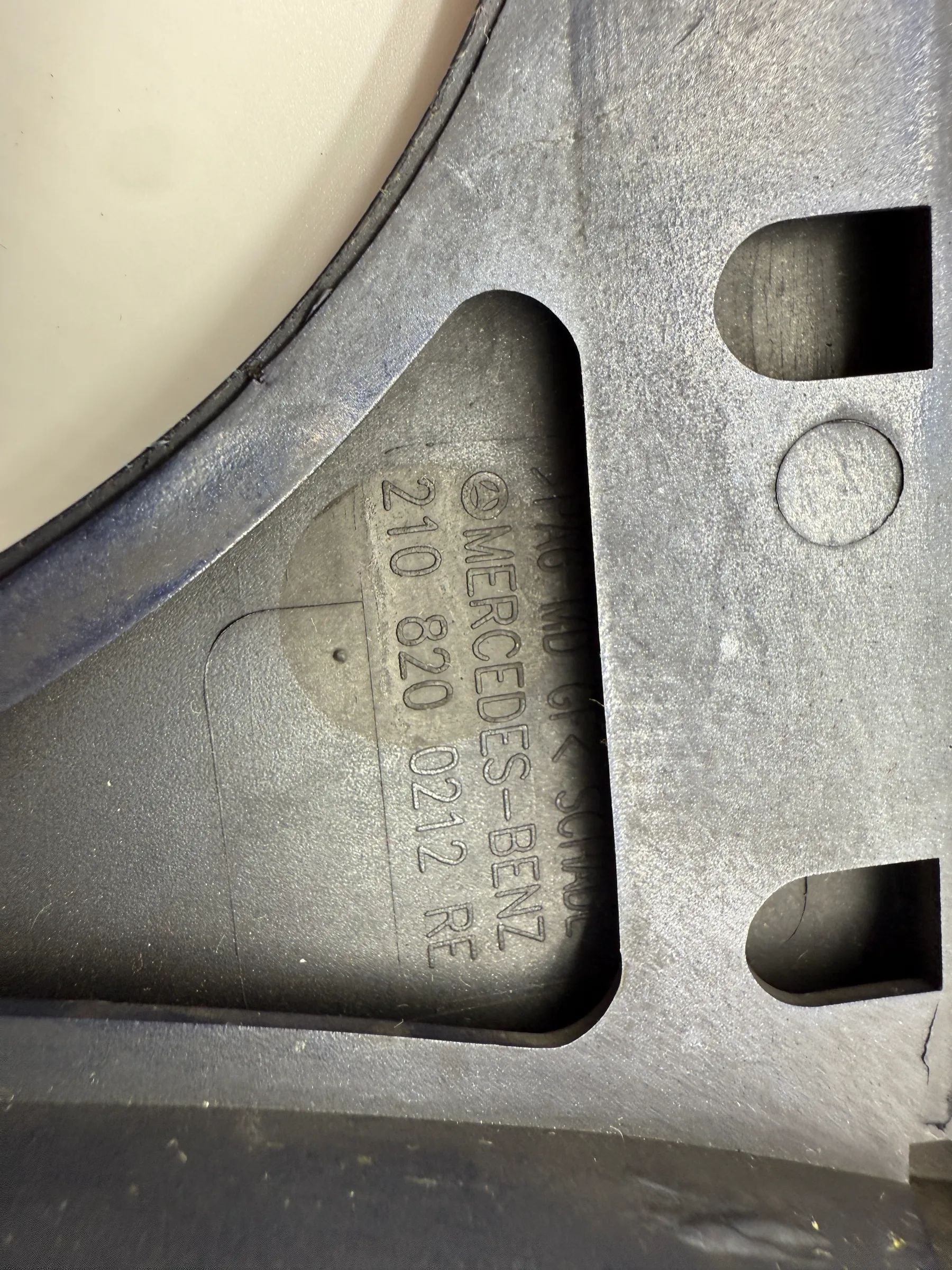 Original Mercedes- Benz E-Klasse Blende Scheinwerfer Rechts Blau A2108200212