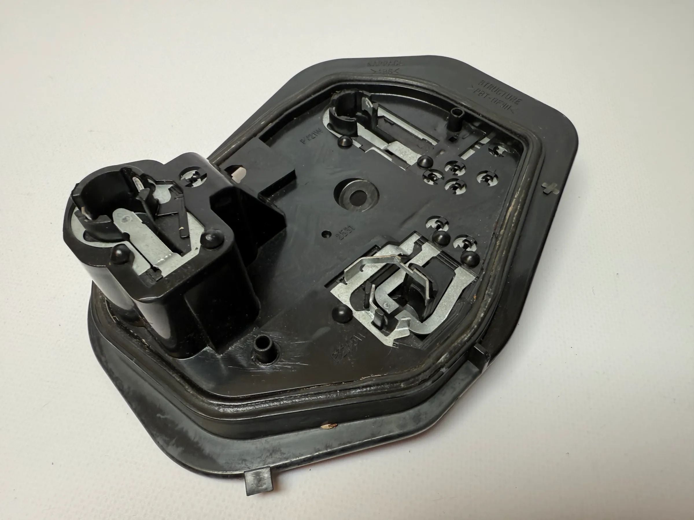 Oryginalny uchwyt lampy tylnej prawy Peugeot 206 CC 2531