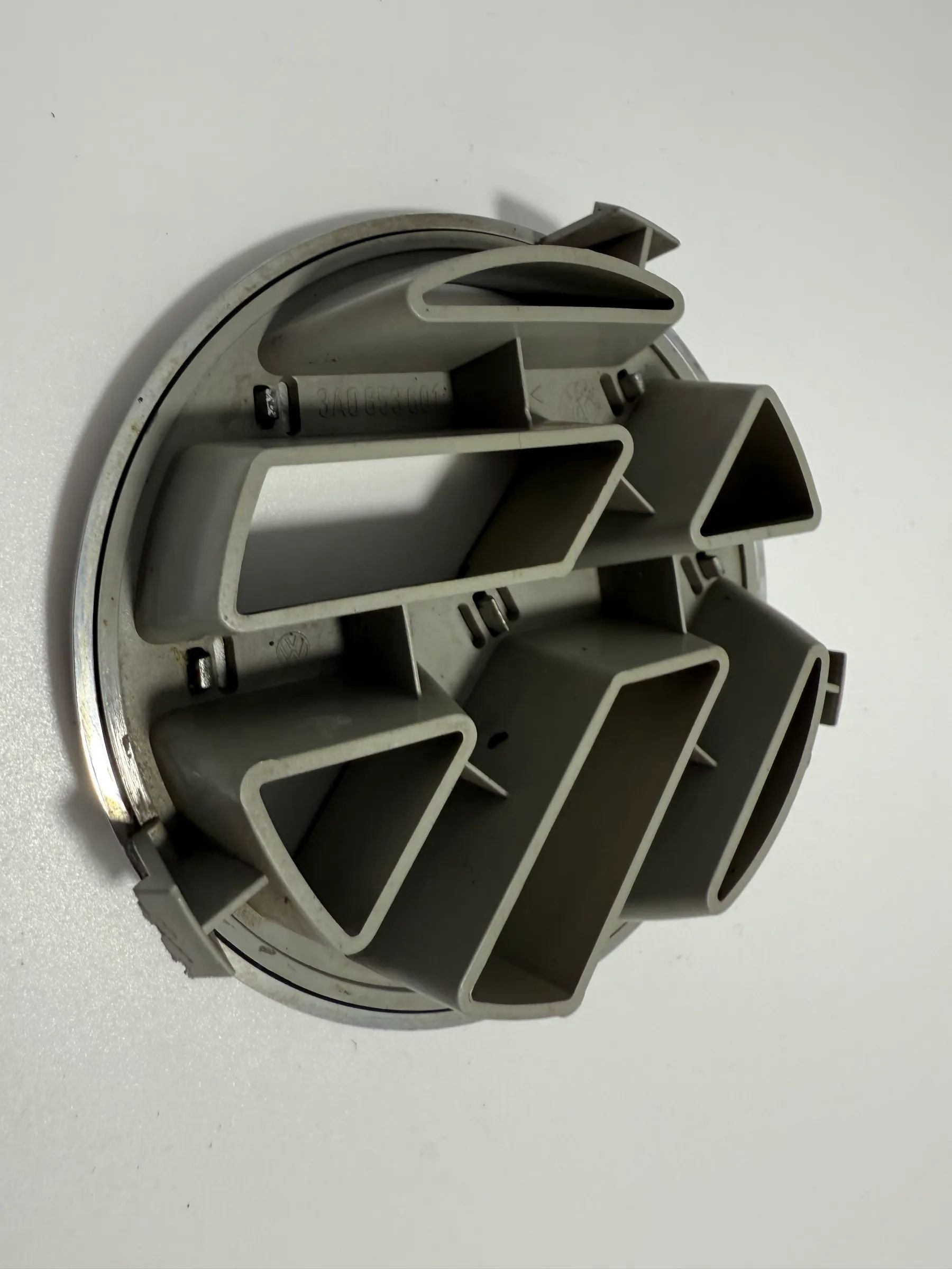 Original VW Zeichen Schriftzug Logo Emblem Wappen Schriftzug 3A0853601