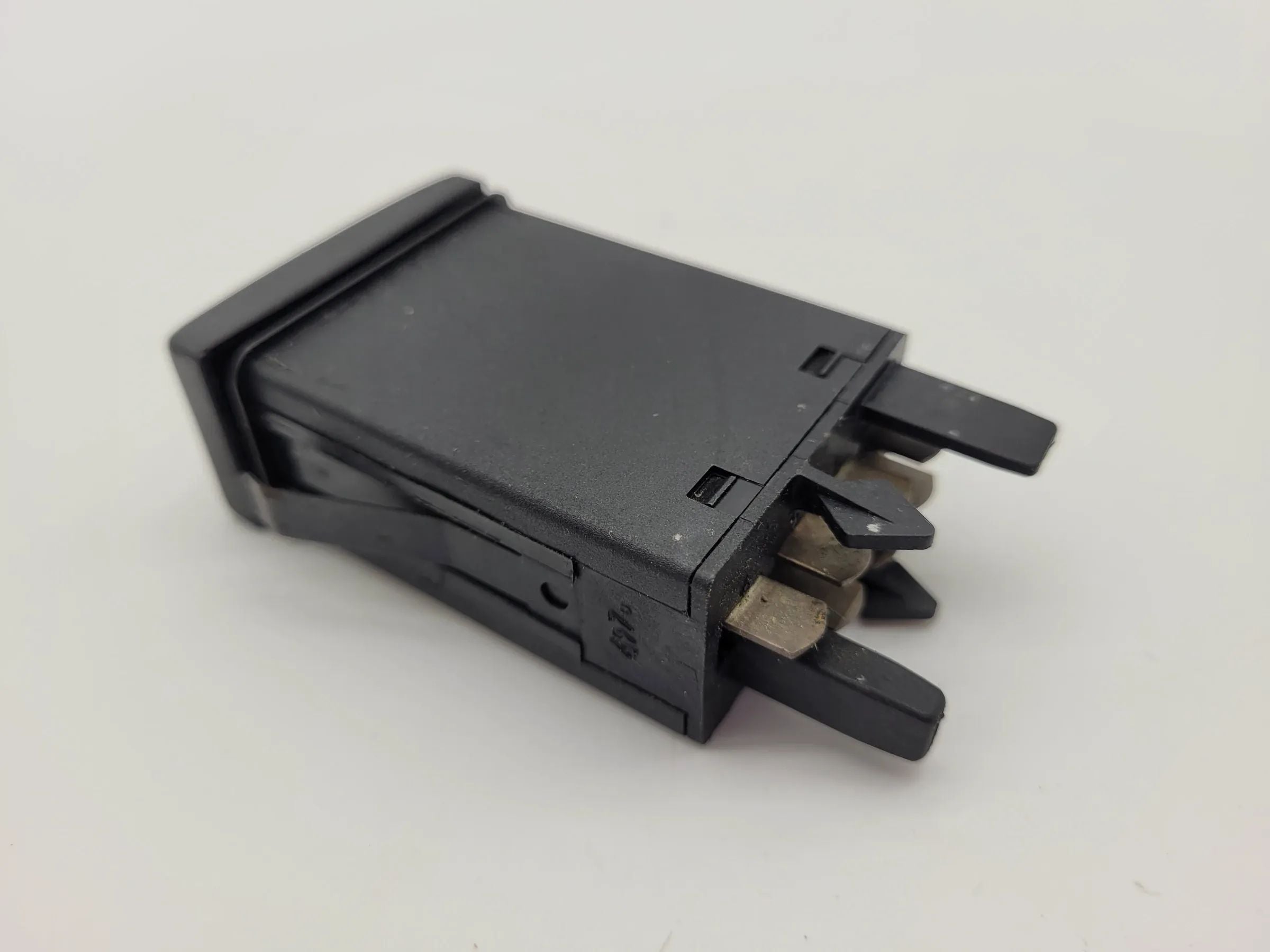 Original AUDI A4 (8D2/B5) Warnblinkschalter 8D0941509D