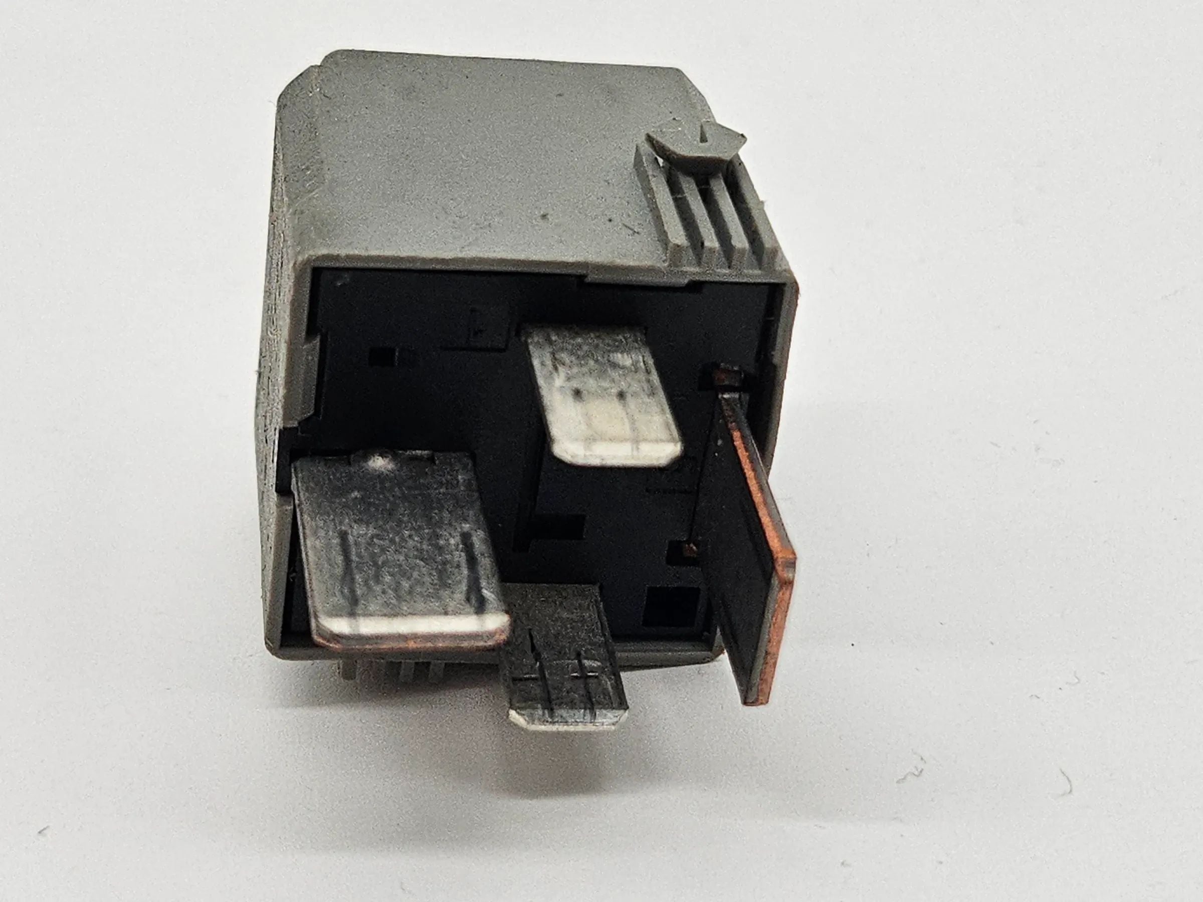 Mercedes W203 W204 W212 W639 W906 4-Pin Relais  Grau Hella 12V A0025422619