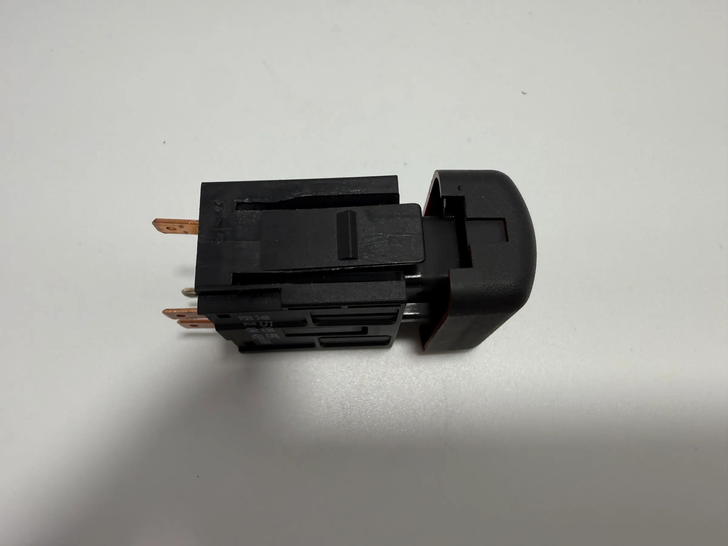 Oryginalny włącznik świateł awaryjnych Opel Zafira A / Astra G TRW 90589897 / 09104489